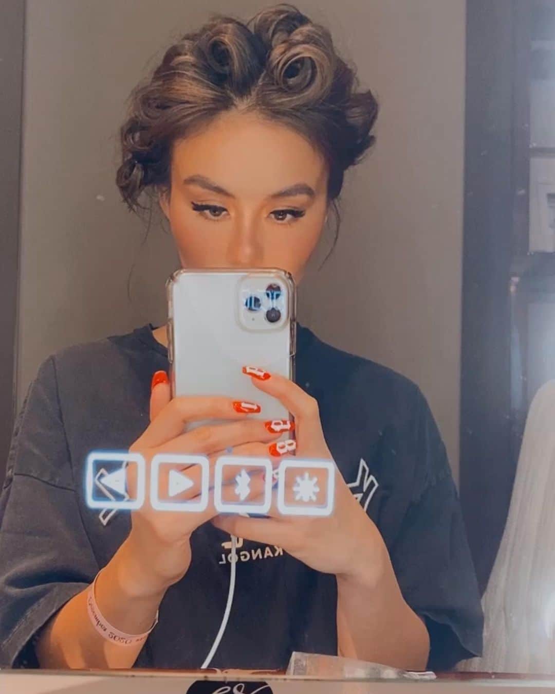 アグネス・モニカのインスタグラム：「Liner and Nails. Yup. Thats it. They deserve a post.  . (In all honesty, i was too excited for my bestfriend’s wedding) #AGNEZMO」