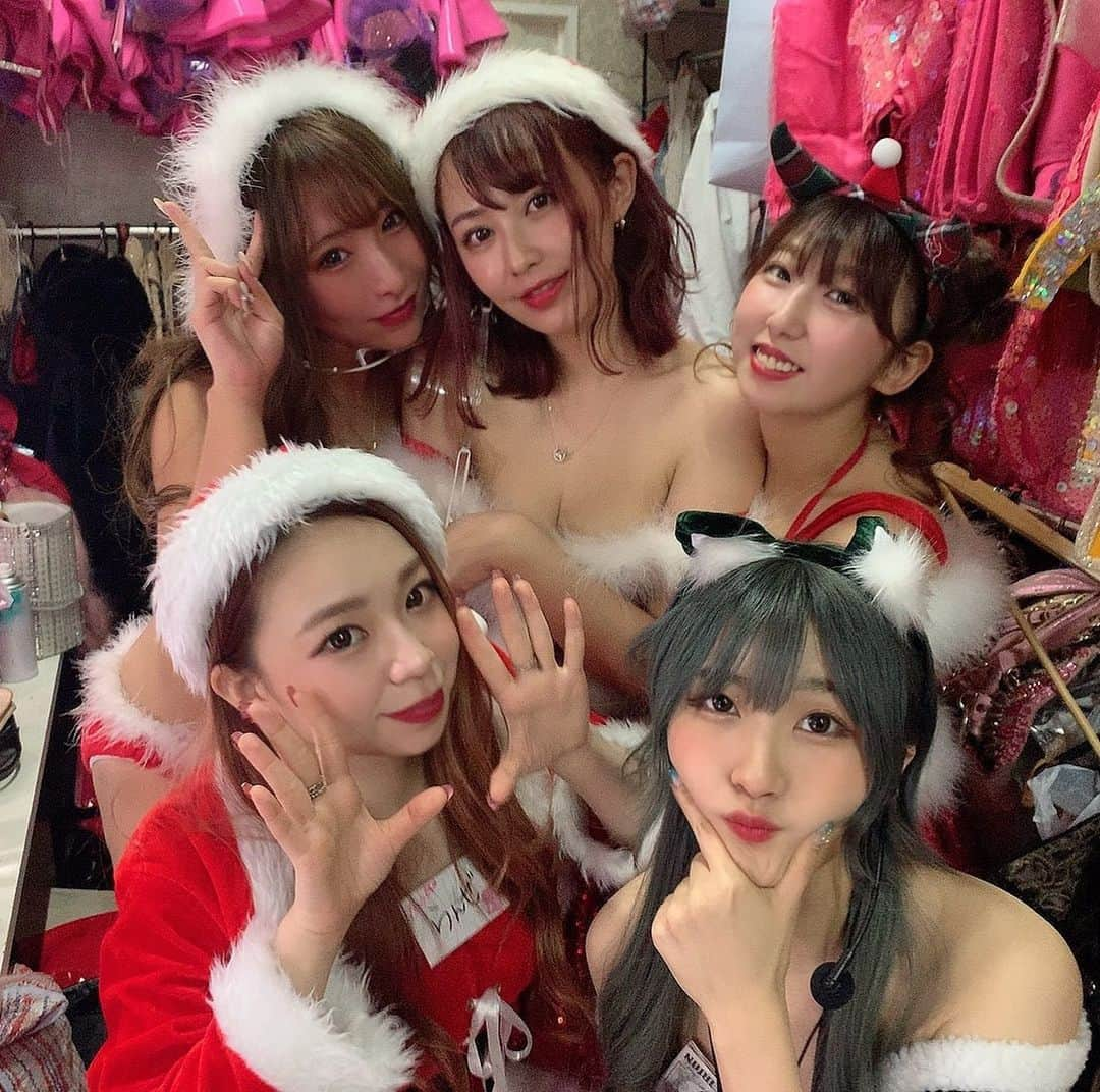 みにーさんのインスタグラム写真 - (みにーInstagram)「. 楽屋でも大人気なてんちむちゃんと🥰 愛されてるのはステージだけじゃない🥺💓 みんなが写真撮りたい撮りたいって集まってきたからみんなまとめて😂💓 フロアに出たらエンドレス写真で 大変だと思うのに バーレスクガールにも 優しく笑顔で写真撮ってくれて 素敵だよね🧑‍🎄🧑‍🎄🧑‍🎄🧑‍🎄 顔がかわいいだけじゃなくて 優しくて愛嬌も天才的ですごすぎる！ 子供の頃からテレビで見てたてんちむちゃんと働けるなんて バーレスク東京には夢がある😌💓 #バーレスク東京　#バーレスク #サンタコス　#サンタ　#コスプレ #セクシー　#かわいい　#てんちむ　#ダンサー　#ショーダンサー」12月27日 20時32分 - minnie_burlesqe