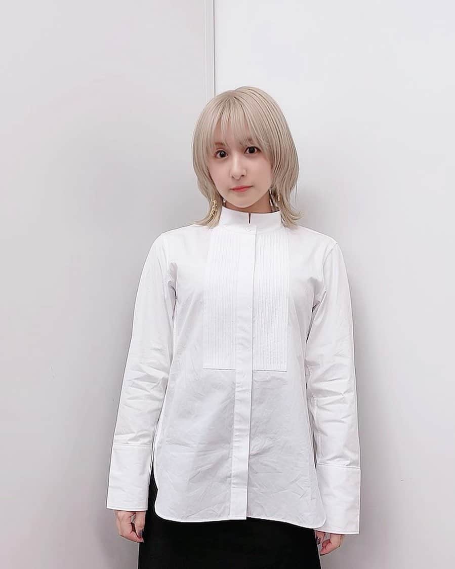 吉田有里のインスタグラム：「こないだのこちみて▲▽ 白いシャツて全然持っていない、秒で汚すから。  放送内でピザを食べたんですが、 絶っっっっ対ソースで汚すと思いました！！が、間一髪無事でした。 コメントでも心配してくれてる人がいて、流石分かってるなと思いました。ふふふ  #ootd #fashionh #よしだふく #uniqlo #jilsander #plusj #uniqlojilsander」