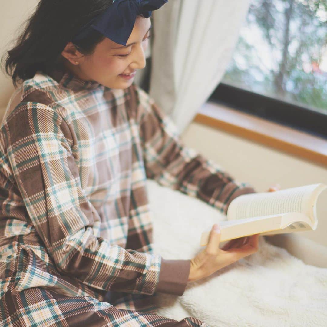望月一花のインスタグラム：「落ち着いたお部屋で ぽかぽかやわらかなお洋服を着て 好みのハーブティを淹れて さあ、読みたかった本と向き合える時間  最高に幸せな瞬間🥰」