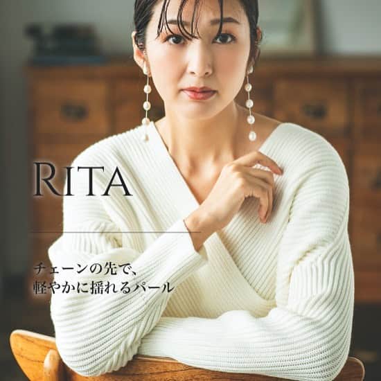 岩上陽子のインスタグラム：「光文社web @web_kob  の撮影で付けたMAAYA @maayapearls  すごく可愛かった。 なんと一粒だけにもなるから(ピアスは)、揺らせない時は取り外せてママにもオススメできるよ🙆‍♀️* * ピアス型イヤリング型どちらも、 光文社web @web_kob に取り扱いがあります👂* * #maayapearls  #kokodejp #バロックパール * * *  #kokode#mamalife#光文社公式通販kokodejp #セレstory#verystore#バロックパールアクセサリー#バロックパールピアス#バロックパールイヤリング#バロックパールネックレス#ニットコーデ#冬コーデ#きれいめコーデ#冬ファッション#ママコーデ#ママファッション#子育てママ#アラサーママ#アラフォーママ#アラフォー#デート服#デートコーデ#子連れ#こづれ#こずれ#コヅレ#コヅレ」