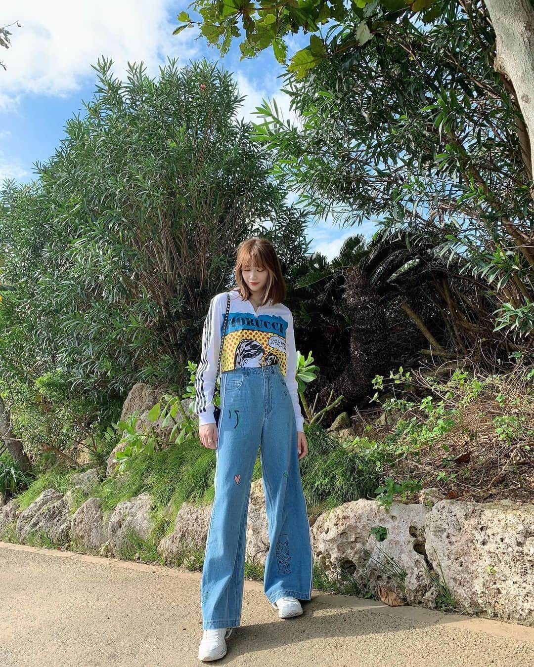 のインスタグラム：「.﻿ 上下ともにadidas💙👟﻿ インナー見えちゃっても気にしないよう🍑笑﻿ #adidas﻿ #adidasコーデ﻿ #fashion#code#ootd﻿」