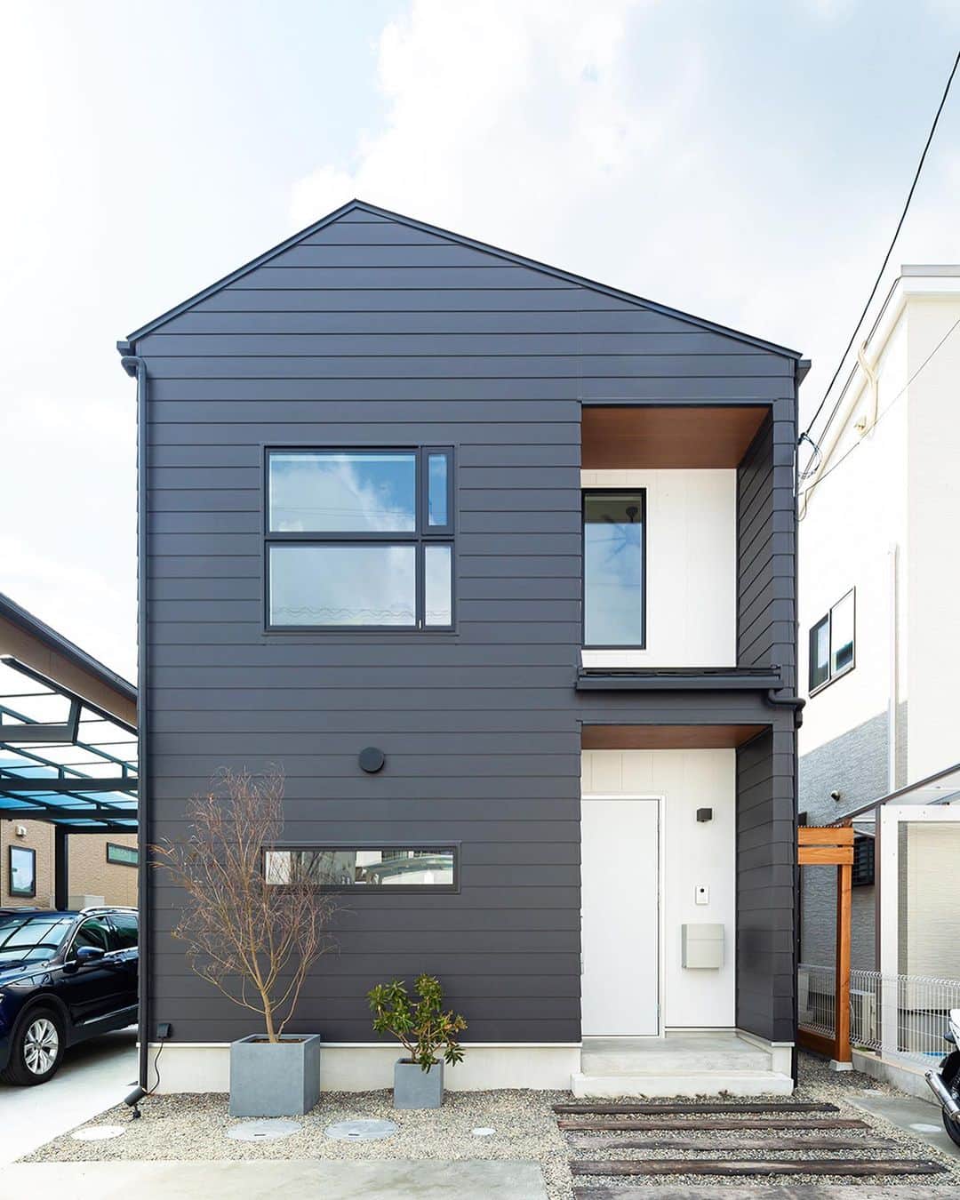321houseさんのインスタグラム写真 - (321houseInstagram)「【色と家事導線にこだわったさんかく屋根の家】 ①マットブラックのサイディングを使用したさんかくの家。木目調やホワイトでアクセントをつけています♪正面の大きな窓はFIXと開閉可能の窓が一緒になったものです(^^) 外壁：ｱｲｼﾞｰ工業/SF-ﾋﾞﾚｸﾄ　col：ﾏｯﾄﾌﾞﾗｯｸ　 　　　ｱｲｼﾞｰ工業/ｶﾞﾙﾌﾞﾗｲﾄJF　col：ﾈｵﾎﾜｲﾄ ②エントランスには土間を使用！シューズクロークとして可動棚を設置しています。 可動なので、色々な高さの靴に対応可能です(^^)上部は吹き抜けになっているので暗くなりがちなエントランスも明るくなります♪ ③リビングの大きな窓のそばには子供たちが遊んだりくつろいだりする畳スペースを。 畳スペースとフローリングの高さはフラットになっています。 ④キッチンにはウッドワンのスイージーを採用。ペニンシュラタイプなので、とても開放的で圧迫感がありません。 見せる収納と引き出し付き収納があります。  . . その他の写真、321HOUSE開催のイベント詳細などはプロフィール画面の【@321house】よりHPへお進みいただくとご覧になれます🙂 ----------------------- photo ☞  @321house ----------------------- 資料請求 ☞ @request_321 ----------------------- . #外観#外観デザイン#外観おしゃれ#黒い家#ガルバリウム外観#ガルバリウムの家#金属サイディング#二階建て#2階建て#リビング#リビングインテリア#玄関#玄関インテリア#キッチン#ウッドワンキッチン#無垢床#無垢フローリング#漆喰壁#家づくりアイデア#シンプルな暮らし#自然素材の家#注文住宅#321ハウス#321house#広島注文住宅#自然素材の家づくり」12月27日 20時40分 - 321house