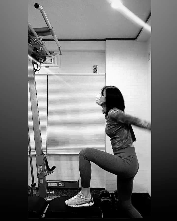 仲美咲のインスタグラム：「駆け込みで今年ラストのgymへ。 . そして腹筋を2020回したよ🙄 . 冗談だとおもったら本気だったよ🙄 . スッキリとした気持ちと体で年越しできそうです。 . 来年もやったるぞ😉🔥 #gym#ジム#パーソナルトレーニング#腹筋#2020#ヒップアップ#ダイエット#引き締め#今年ラスト#今年はパーソナル始めれてよかった#来年も宜しくお願い致します」