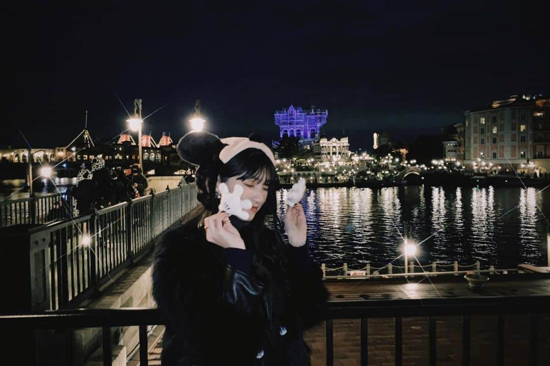 梶川愛美さんのインスタグラム写真 - (梶川愛美Instagram)「happy Holiday~~~🎄  #merryxmas #indisney #filmcameras #xmas」12月27日 20時44分 - kajikawa_manami