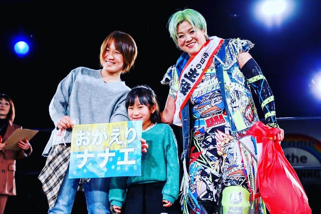 高橋奈苗のインスタグラム：「全日本女子プロレスの同期のモモラッチ　@momoracci  が復帰戦来てくれたよ！ バックステージで会った時は試合後だからしんどくて凄い顔だよ笑  🔥🔥🔥  さて！このあと‼️YouTubeプレミア配信だよー  【本日！11/27SEAdLINNNG新木場大会配信決定！】  12月27日21時から 11/27新木場大会全試合をYouTubeプレミア配信緊急決定!  ベスフレ対オニカナのタッグ王座戦、マックスボルテージ対ラスエゴなど全4試合一挙配信！  ▼チャンネル登録宜しくお願い致します！ youtube.com/channel/UCHWlo…  選手もコメントで参加するかも！　  #SEAdLINNNG #高橋奈七永  #同期 #プロレス #YouTube #復活」