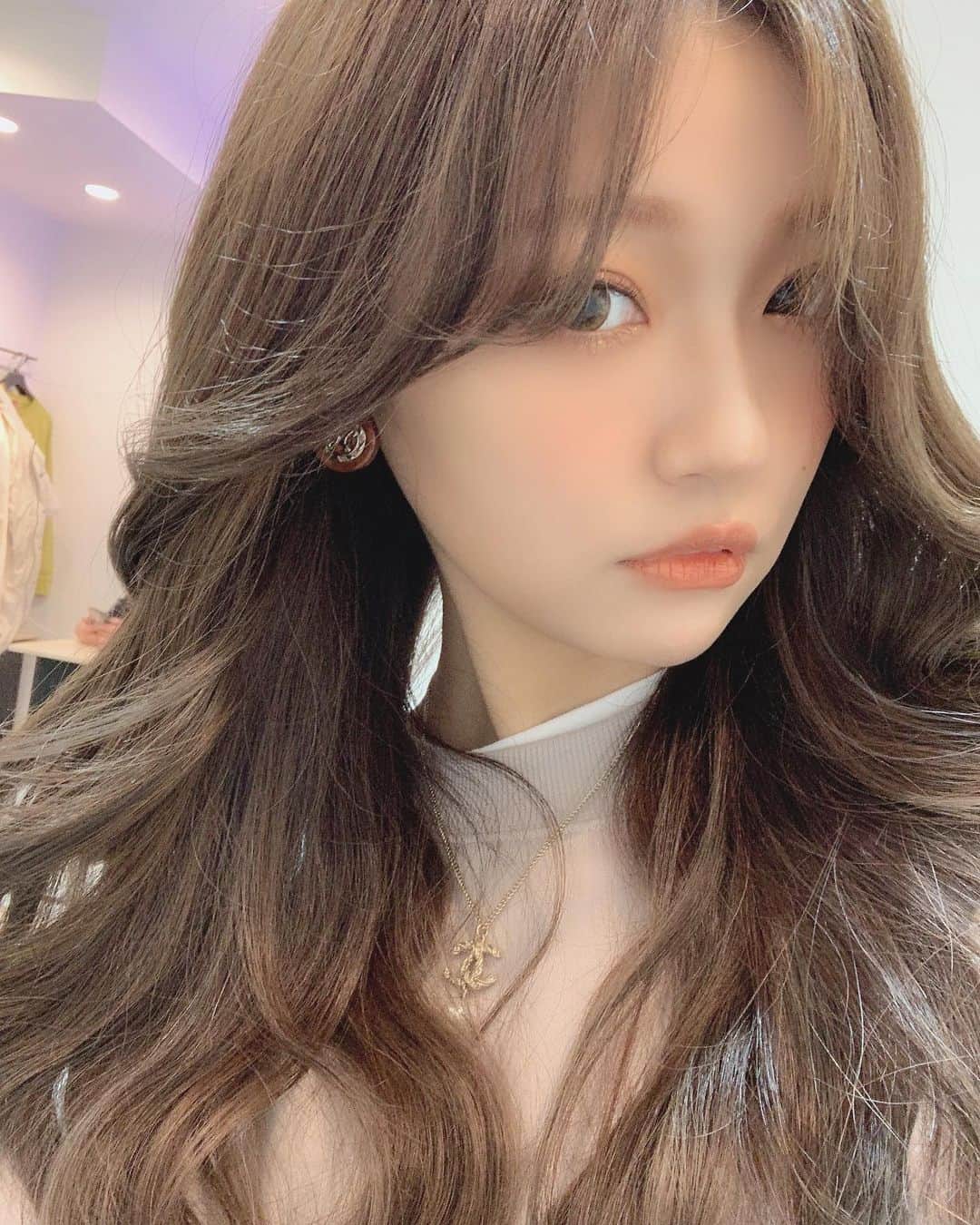 いっちゃん/嶋津 いつみのインスタグラム：「. . 基本的スッピンで過ごす日が多すぎて 投稿する写真ない🙄💨 . . . . . 31日まで仕事入れたん後悔しつつある👉🏻👈🏻 . . . . 今年は友達と年越し鍋パするから 31日の仕事終わったら ダッシュで買い物行って鍋作る🍲 . . . . .  #関西  #関西サロモ  #サロンモデル #サロモ #いっちゃん  #フリーモデル #関西モデル  #あざといっちゃん #かわいっちゃん #いっちゃんコーデ  #ブライダルモデル #アレンジモデル #ヘアカラー  #ヘアアレンジ #くしゃ顔  #ヨシンモリ ##関西  #関西サロモ  #サロンモデル #サロモ #いっちゃん  #フリーモデル  #치맥  #좋아요환영 #소통환영 #팔로우환영 #팔로미 #인친환영 #친구해요 #셀카 #셀피」