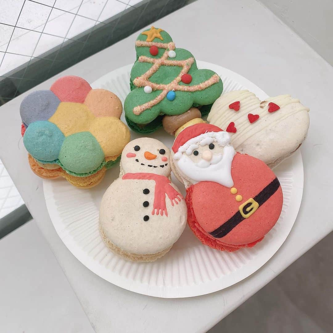 市川愛美さんのインスタグラム写真 - (市川愛美Instagram)「メリークリスマス🎄  可愛いマカロン サンタ🎅🏻雪だるま⛄️ツリー🎄  見た目も可愛いけど味も美味しかった🥰  #トゥンカロン#マカロン #原宿#原宿マカロン#スイーツ#原宿スイーツ @muun_seoul」12月27日 20時50分 - 0826manami