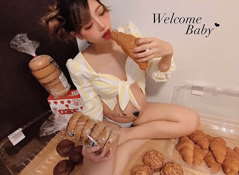 YUNAのインスタグラム：「𝑊𝑒𝑙𝑐𝑜𝑚𝑒 𝑏𝑎𝑏𝑦 👼🏻🏹♡  .  クリスマスにCostcoで大量に買った 甘い物達と共に🧁🥐🍫🍩  #マタニティフォト で検索して 参考にして撮ってみた だがしかしただのデブにしか見えない💧爆笑  お腹出過ぎてボタン閉めれてません🙇‍♂️‪  .  #妊娠報告#妊婦#妊娠9ヶ月#コストコ#ぷんにー#ぷんにーらいふ#マタニティ#妊娠後期#welcomebaby#maternityphoto#maternity#甘党」