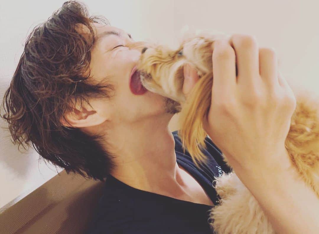 穴井隆文のインスタグラム：「👨‍🦱&🐶﻿ ﻿ ﻿ 編集してくれた弟んちのワンコ﻿ 犬飼いたいなー﻿ ﻿ ﻿ #tabo_photo﻿ #taabow﻿ #チロル」
