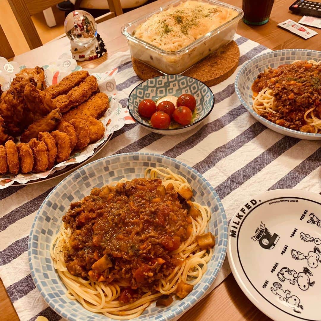 DJ ATSUのインスタグラム：「こんなに食える、わけなかったクリスマス🎄﻿ メリー‼︎!﻿ ﻿ 来年は3人で過ごせるから楽しみですねー♪﻿ ﻿ クリスマスケーキはAKIYOSHI書記長がオススメするケーキ屋さんで予約しました。」