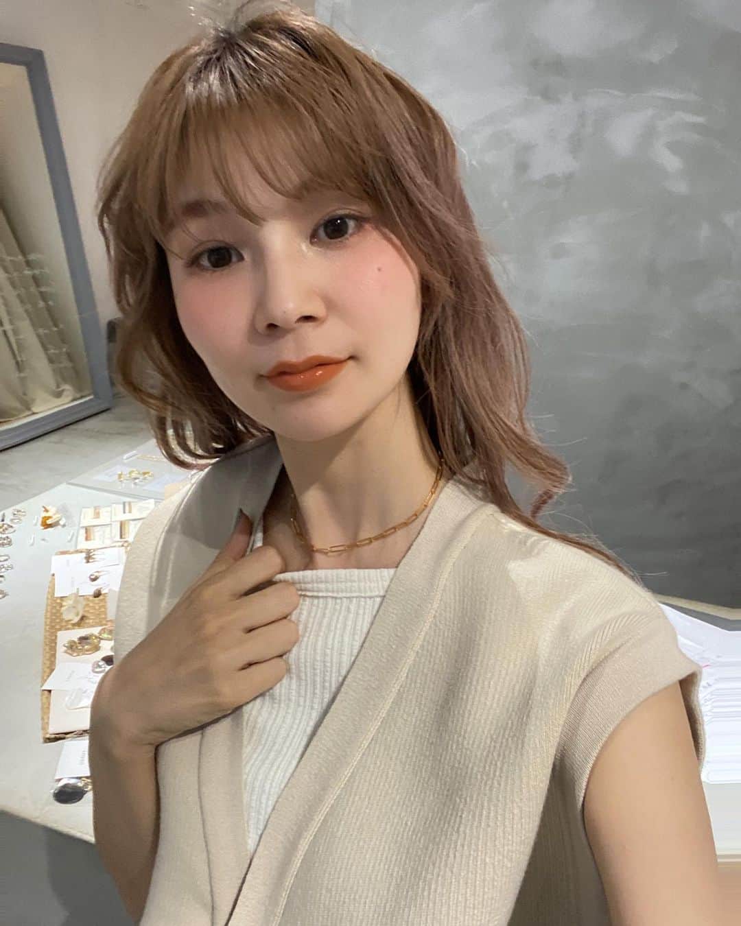 松田 美奈子のインスタグラム：「チェーンネックレスゴールド持ってなかったけど合わせやすくていい🌿 MERCIは明日もopenしてます💕 . 年内お会いできると嬉しいです♪遊びに来てくださいね✨」