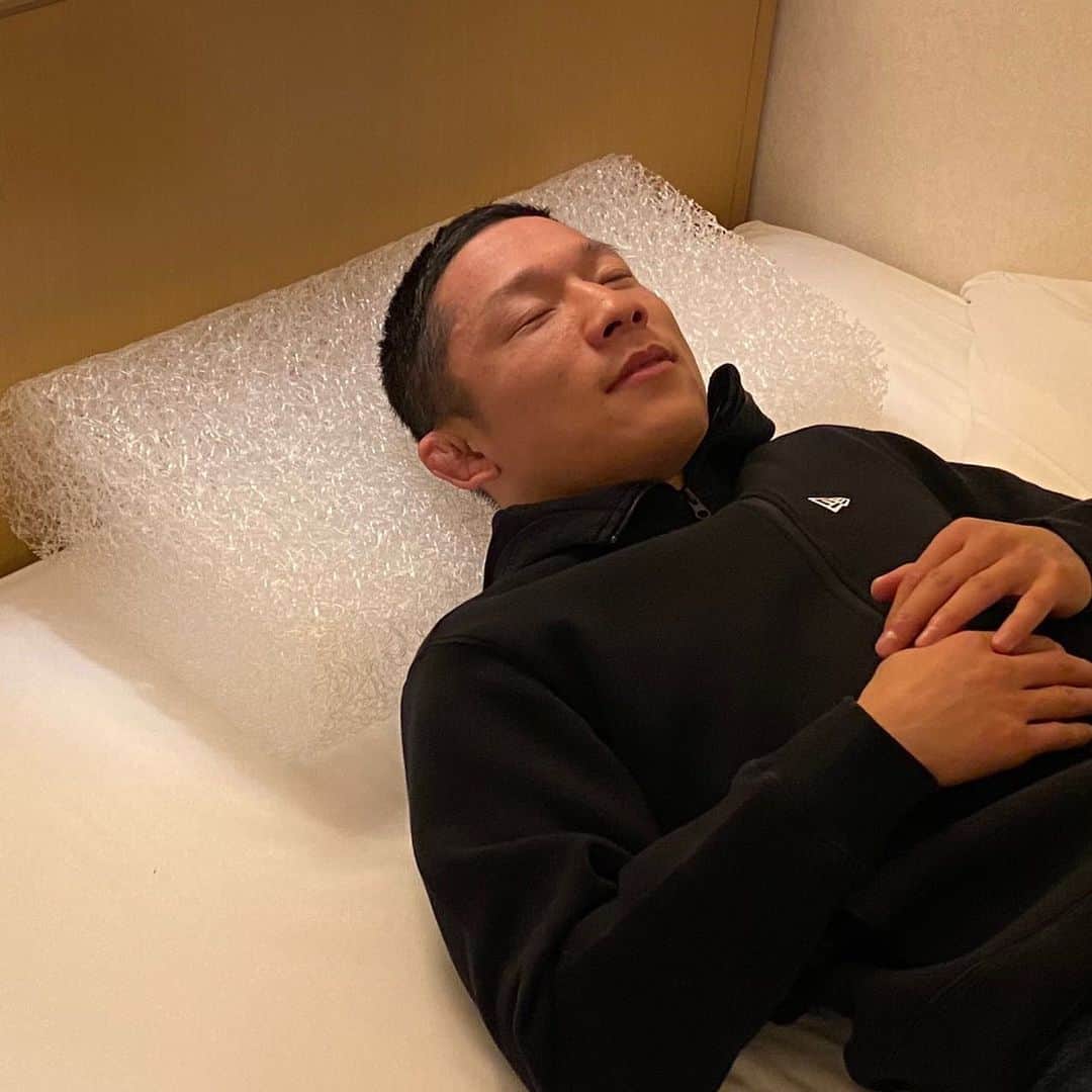 堀口恭司のインスタグラム：「＠zzzland_official BRAIN SLEEP PILLOWでしっかり質の良い睡眠をとり、大晦日の決戦にそなえます！いつもありがとうございます！ #ブレインスリープ#ブレインスリープピロー#脳眠#スタンフォード式  https://brain-sleep.com/」