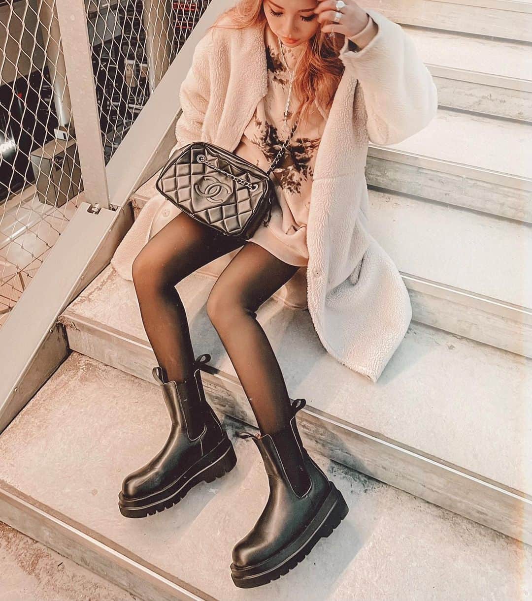 ✷kana✷のインスタグラム：「🧸🔗 . . #今日のコーデ . 脚寒そ、、、って思うじゃん？ めっちゃ暑かったのわたしだけかな笑 うわさの1200デニールなのでもっこもこの 裏地があんよ全体にぴーーったりと！🔥 着圧だしほんとおすすめです♡ . さて今年も残り5日🥺 みなさんは年末年始をどう過ごすのでしょう？ . #coordinate」