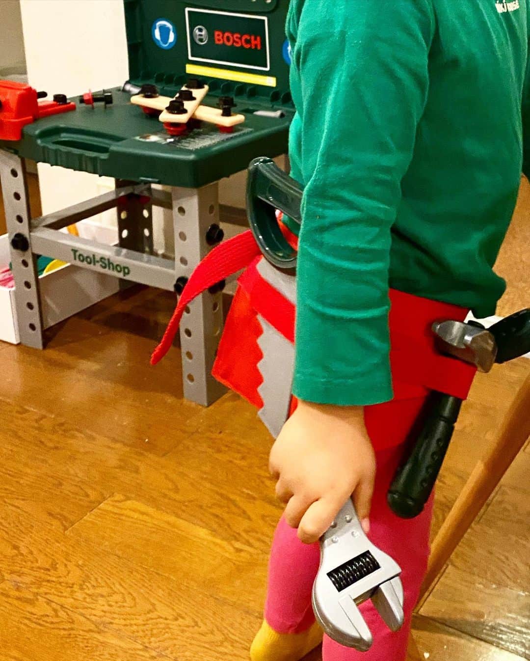 服部円さんのインスタグラム写真 - (服部円Instagram)「おさるのジョージに登場するローザのツールベルトに憧れてずっと欲しいと言っていたツールベルトを作りました✨🔧 公式にもあるけどボックスで買うとかぶってしまう問題があり。あと、この赤い布とピンクのバックルは本人が選んで、工具系のおもちゃって男児向けの色味が多いけど、こんなゴリゴリの赤とかピンクのベルトいいよね。ジョージに登場する女性たちはみんな手に職があり本当にカッコよくて子がそういうアニメを好んで観てくれるので有難い。 #おさるのジョージ #toolband  #ツールベルト #BOSCH #ボッシュ」12月27日 21時00分 - madokahattori