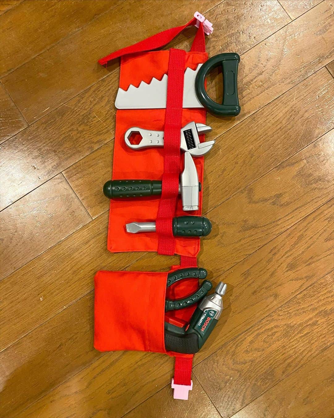 服部円のインスタグラム：「おさるのジョージに登場するローザのツールベルトに憧れてずっと欲しいと言っていたツールベルトを作りました✨🔧 公式にもあるけどボックスで買うとかぶってしまう問題があり。あと、この赤い布とピンクのバックルは本人が選んで、工具系のおもちゃって男児向けの色味が多いけど、こんなゴリゴリの赤とかピンクのベルトいいよね。ジョージに登場する女性たちはみんな手に職があり本当にカッコよくて子がそういうアニメを好んで観てくれるので有難い。 #おさるのジョージ #toolband  #ツールベルト #BOSCH #ボッシュ」
