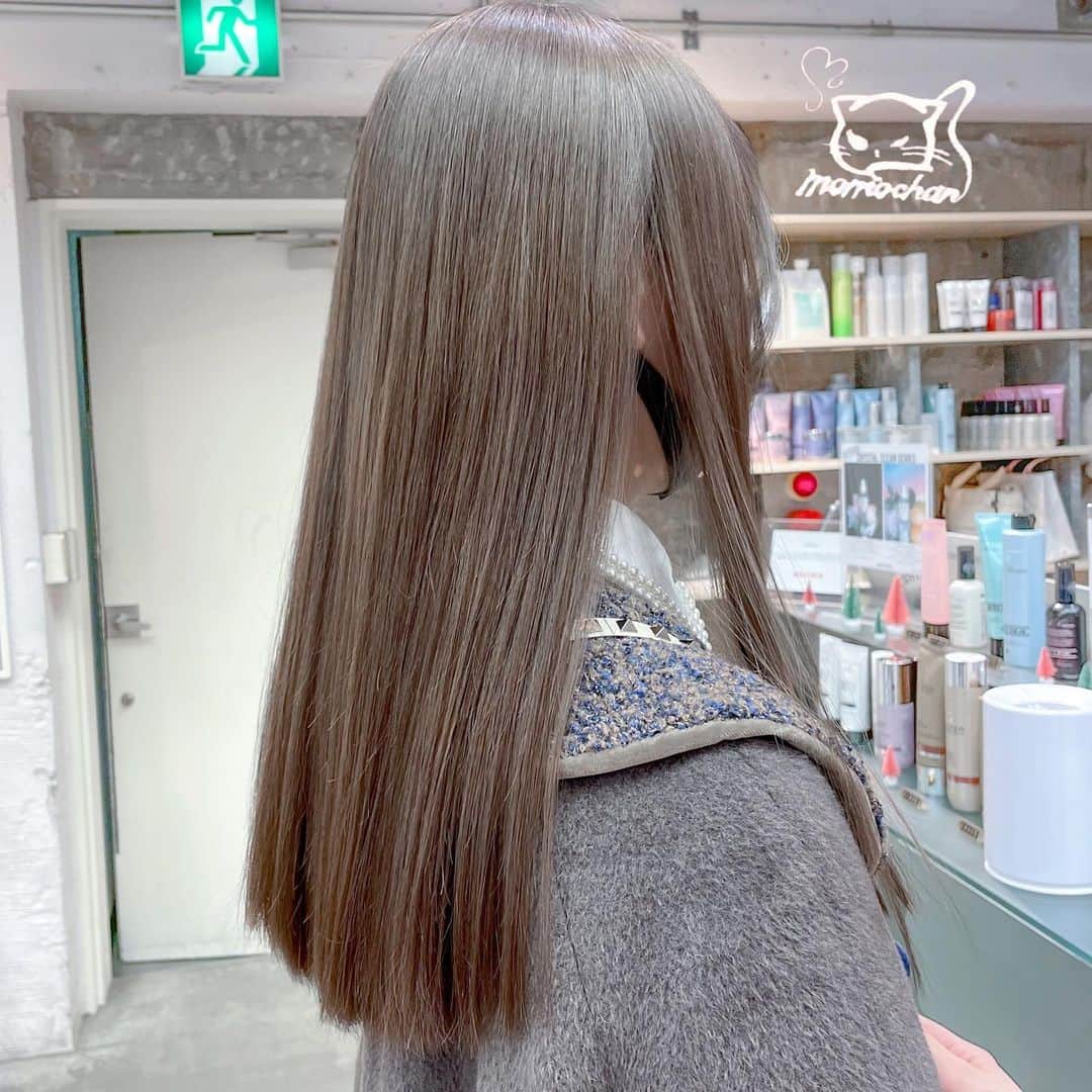 MOMOKOのインスタグラム：「ミルクティ〜な♡﻿ クリーミィベージュ🧸🤍﻿ ﻿ (髪質により、ブリーチ1〜2回以上必須です👼🏼)﻿ ﻿ かわいい🥺🤍﻿ ﻿ #shima#shima青山﻿ #momoko_creamy_beige ﻿ #ももこガーリー﻿ #クリーミーベージュ#ハイトーン﻿ #ミルクティーベージュ#ミルクティーカラー」