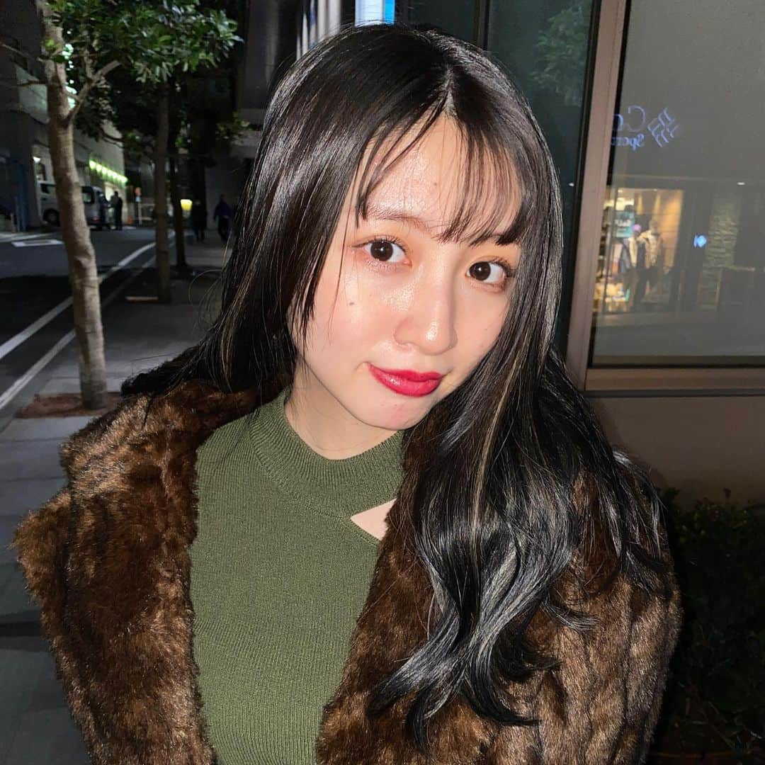 青島妃菜さんのインスタグラム写真 - (青島妃菜Instagram)「.﻿ New hair💇‍♀️﻿ ﻿ 冬休みということで﻿ 今回はハイライトをいれて頂きました！☺️﻿ あ、前髪もがっつり作ったよ☺︎﻿ ﻿ でもそんな可愛いハイライトも﻿ 1週間後くらいに﻿ はさようならしないといけないので﻿ ぴえん！！！﻿ ﻿ なので今を楽しみます🎶﻿ 今回もLONESSさゆりさん（　@sayuri.loness ）にお願いしました！✨﻿ いつもありがとうございます🙏✨✨  #どの妃菜が好き？」12月27日 21時01分 - hina1226_01