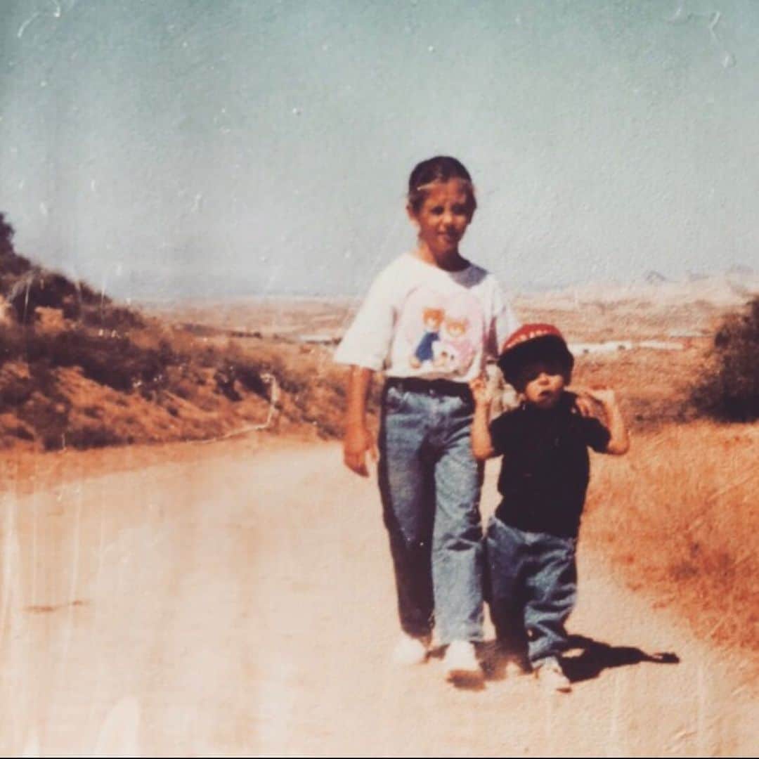 アルバロ・モラタのインスタグラム：「Una hermana no se puede elegir, pero si tuviera que elegirla no te cambiaría nada. Todos tus consejos, toda tu ayuda en los momentos más difíciles y un amor incondicional. Te quiero con locura. Feliz cumpleaños @marta_abril ❤️💫」