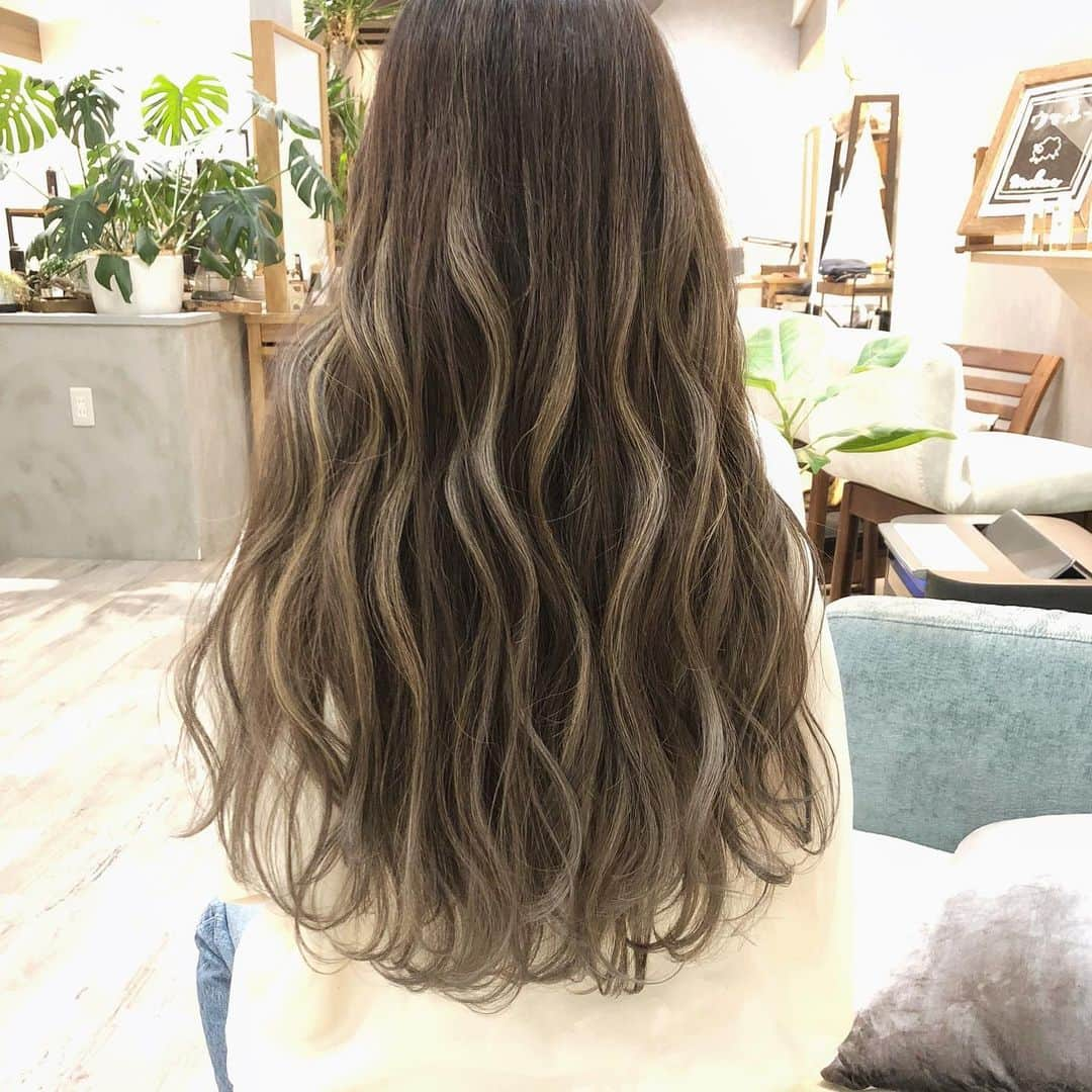 【高砂・美容師】平岡歩 ヘアアレンジ hairarrangeさんのインスタグラム写真 - (【高砂・美容師】平岡歩 ヘアアレンジ hairarrangeInstagram)「【明るめベージュ❤️ハイライトカラー✨】﻿  ・﻿ 平岡完全オリジナルのハイライトの入れ方で、カジュアルなハイライトの入れ方になってます✨  技術は楽しく深〜くこだわって行っております、絶対に髪を大切に扱い、全力で綺麗にさせて頂きます✨ ・  ハイライトは元々全体の髪にブリーチをしなくても良いので、フルブリーチするよりはダメージが少ないです🙆‍♀️﻿ 更に、僕はブリーチを5種使い分けて、その人の髪にあったブリーチ選定をして﻿ Wケアブリーチの効果でダメージした感じはほぼ感じさないハイライトを行なってます✨﻿ ﻿ スワイプして見てみて下さい♪﻿ ハイライトの情報も沢山載せています❗️﻿ ﻿ 画像や動画は保存して後から見返してにお使い下さい♪ ＿＿＿＿＿＿＿＿＿＿＿＿＿＿＿＿＿＿＿＿＿＿＿﻿  ﻿ ウールーでは髪を綺麗するだけではなく、シンプルに来てくれた人を幸せにしたい☺️  僕の想いは、お客様にとってWooluuwに来る事が、旅行に行く事と同等くらいの位置付けでありたいと思っています。 僕自身、旅行に行く事が凄く好きで、旅行いくぞー！ってなって、予約して、  その日まで後1ヶ月、 あと1週間 あと3日 あと1日！  って、その日が来るまでワクワク楽しみで、なんかいつもよりテンションも高くいれて、そんな気持ちをWooluuwに行く前からも感じてもらえたら、皆様が幸せでいてもらえるんじゃないかと思い、日頃から技術を磨いたり、アイデアを振り絞って頭を使ってみたりしています☺️   もちろん御来店頂いた当日も至福の時間を過ごしていただき、また次回の御来店までの活力を髪に想いを込めて送り出させていただきたいと思っています☺️  ウールーのテーマでもある、 【写真に残しておきたくなるような空間】が旅行とか楽しいこととリンクしていれば嬉しいです✨ ＿＿＿＿＿＿＿＿＿＿＿＿＿＿＿＿＿＿＿＿＿＿＿﻿ ﻿ 【共に頑張る美容師さん】﻿ 【自分に合うカラーをお探しの方】﻿ 【自分に合うカットデザインをお探しの方】﻿ 【ヘアアレンジがしたい方】﻿ ﻿ の方々向けに毎日更新しています✨﻿ フォローして応援して頂ければ嬉しい限りです😆﻿ ﻿ ⬇︎⬇︎⬇︎⬇︎⬇︎⬇︎⬇︎⬇︎⬇︎⬇︎⬇︎⬇︎⬇︎⬇︎⬇︎⬇︎⬇︎⬇︎﻿ 《@ayumi_hiraoka》﻿ ＿＿＿＿＿＿＿＿＿＿＿＿＿＿＿＿＿＿＿＿＿＿＿﻿ @wooluuw 代表　﻿ 平岡歩﻿ ﻿ ウールーは﻿ ・キッズルーム完備﻿ ・FREE Wi-Fi﻿ ・日替わりデザートサービス🍰﻿ ・豊富なドリンクサービス🥤﻿ ・オリジナルシャンプー﻿ など、ウールーでしか体験できない﻿ 想い出に残る仕掛けが沢山あります✨﻿ ﻿ ただ髪を綺麗に整えるだけでなく﻿ 私達が輝かせたいのはあなたの心です☺️ ﻿ ﻿ 【お店情報】﻿ 営業時間　10時〜20時ぐらい﻿ 料金表　インスタグラム　ハイライトに記載﻿ 住所　兵庫県姫路市二階町﻿ ﻿ 【ご予約方法】﻿ ご予約時にLINE @にて﻿ ・料金の事前提示﻿ ・所要時間の事前提示﻿ ・このカラーはどのメニュー選べばいい？﻿ などお気軽にご相談下さい🙇‍♂️ ご予約はこちらのLINEからお願いします♪﻿ LINE ID 【@ekm1861m】﻿ LINEのID検索より検索してください﻿ 最初の＠マークを忘れずに入れて下さい。﻿ ご質問などはコメントにお願い致します！ ・﻿ ﻿#ハイライト　#ハイライトカラー　#ハイライトグレージュ  #ハイライトヘア  #ハイライト動画  #ブリーチカラー #ブリーチ1回 #ブリーチあり #ケアブリーチ #ケアブリーチハイライト #ケアブリーチカラー #ミルクティーベージュ #ミルクティーグレージュ #アッシュベージュ #ハイライトベージュ #アッシュブラウン #外国人風ヘア #外国人風カラー  #姫路美容室 #姫路美容室ウールー #兵庫県美容室 #姫路美容師 #姫路美容師平岡歩 #姫路駅前 #姫路 #高砂 #加古川　　　#姫路美容院 #髪質改善 #髪質改善トリートメント」12月27日 21時12分 - ayumi_hiraoka