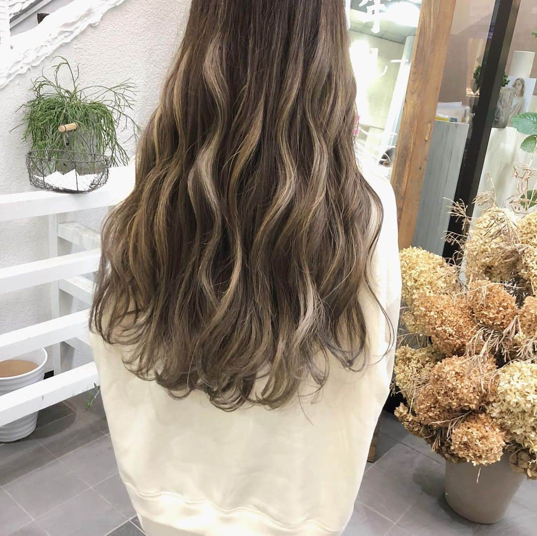 【高砂・美容師】平岡歩 ヘアアレンジ hairarrangeさんのインスタグラム写真 - (【高砂・美容師】平岡歩 ヘアアレンジ hairarrangeInstagram)「【明るめベージュ❤️ハイライトカラー✨】﻿  ・﻿ 平岡完全オリジナルのハイライトの入れ方で、カジュアルなハイライトの入れ方になってます✨  技術は楽しく深〜くこだわって行っております、絶対に髪を大切に扱い、全力で綺麗にさせて頂きます✨ ・  ハイライトは元々全体の髪にブリーチをしなくても良いので、フルブリーチするよりはダメージが少ないです🙆‍♀️﻿ 更に、僕はブリーチを5種使い分けて、その人の髪にあったブリーチ選定をして﻿ Wケアブリーチの効果でダメージした感じはほぼ感じさないハイライトを行なってます✨﻿ ﻿ スワイプして見てみて下さい♪﻿ ハイライトの情報も沢山載せています❗️﻿ ﻿ 画像や動画は保存して後から見返してにお使い下さい♪ ＿＿＿＿＿＿＿＿＿＿＿＿＿＿＿＿＿＿＿＿＿＿＿﻿  ﻿ ウールーでは髪を綺麗するだけではなく、シンプルに来てくれた人を幸せにしたい☺️  僕の想いは、お客様にとってWooluuwに来る事が、旅行に行く事と同等くらいの位置付けでありたいと思っています。 僕自身、旅行に行く事が凄く好きで、旅行いくぞー！ってなって、予約して、  その日まで後1ヶ月、 あと1週間 あと3日 あと1日！  って、その日が来るまでワクワク楽しみで、なんかいつもよりテンションも高くいれて、そんな気持ちをWooluuwに行く前からも感じてもらえたら、皆様が幸せでいてもらえるんじゃないかと思い、日頃から技術を磨いたり、アイデアを振り絞って頭を使ってみたりしています☺️   もちろん御来店頂いた当日も至福の時間を過ごしていただき、また次回の御来店までの活力を髪に想いを込めて送り出させていただきたいと思っています☺️  ウールーのテーマでもある、 【写真に残しておきたくなるような空間】が旅行とか楽しいこととリンクしていれば嬉しいです✨ ＿＿＿＿＿＿＿＿＿＿＿＿＿＿＿＿＿＿＿＿＿＿＿﻿ ﻿ 【共に頑張る美容師さん】﻿ 【自分に合うカラーをお探しの方】﻿ 【自分に合うカットデザインをお探しの方】﻿ 【ヘアアレンジがしたい方】﻿ ﻿ の方々向けに毎日更新しています✨﻿ フォローして応援して頂ければ嬉しい限りです😆﻿ ﻿ ⬇︎⬇︎⬇︎⬇︎⬇︎⬇︎⬇︎⬇︎⬇︎⬇︎⬇︎⬇︎⬇︎⬇︎⬇︎⬇︎⬇︎⬇︎﻿ 《@ayumi_hiraoka》﻿ ＿＿＿＿＿＿＿＿＿＿＿＿＿＿＿＿＿＿＿＿＿＿＿﻿ @wooluuw 代表　﻿ 平岡歩﻿ ﻿ ウールーは﻿ ・キッズルーム完備﻿ ・FREE Wi-Fi﻿ ・日替わりデザートサービス🍰﻿ ・豊富なドリンクサービス🥤﻿ ・オリジナルシャンプー﻿ など、ウールーでしか体験できない﻿ 想い出に残る仕掛けが沢山あります✨﻿ ﻿ ただ髪を綺麗に整えるだけでなく﻿ 私達が輝かせたいのはあなたの心です☺️ ﻿ ﻿ 【お店情報】﻿ 営業時間　10時〜20時ぐらい﻿ 料金表　インスタグラム　ハイライトに記載﻿ 住所　兵庫県姫路市二階町﻿ ﻿ 【ご予約方法】﻿ ご予約時にLINE @にて﻿ ・料金の事前提示﻿ ・所要時間の事前提示﻿ ・このカラーはどのメニュー選べばいい？﻿ などお気軽にご相談下さい🙇‍♂️ ご予約はこちらのLINEからお願いします♪﻿ LINE ID 【@ekm1861m】﻿ LINEのID検索より検索してください﻿ 最初の＠マークを忘れずに入れて下さい。﻿ ご質問などはコメントにお願い致します！ ・﻿ ﻿#ハイライト　#ハイライトカラー　#ハイライトグレージュ  #ハイライトヘア  #ハイライト動画  #ブリーチカラー #ブリーチ1回 #ブリーチあり #ケアブリーチ #ケアブリーチハイライト #ケアブリーチカラー #ミルクティーベージュ #ミルクティーグレージュ #アッシュベージュ #ハイライトベージュ #アッシュブラウン #外国人風ヘア #外国人風カラー  #姫路美容室 #姫路美容室ウールー #兵庫県美容室 #姫路美容師 #姫路美容師平岡歩 #姫路駅前 #姫路 #高砂 #加古川　　　#姫路美容院 #髪質改善 #髪質改善トリートメント」12月27日 21時12分 - ayumi_hiraoka