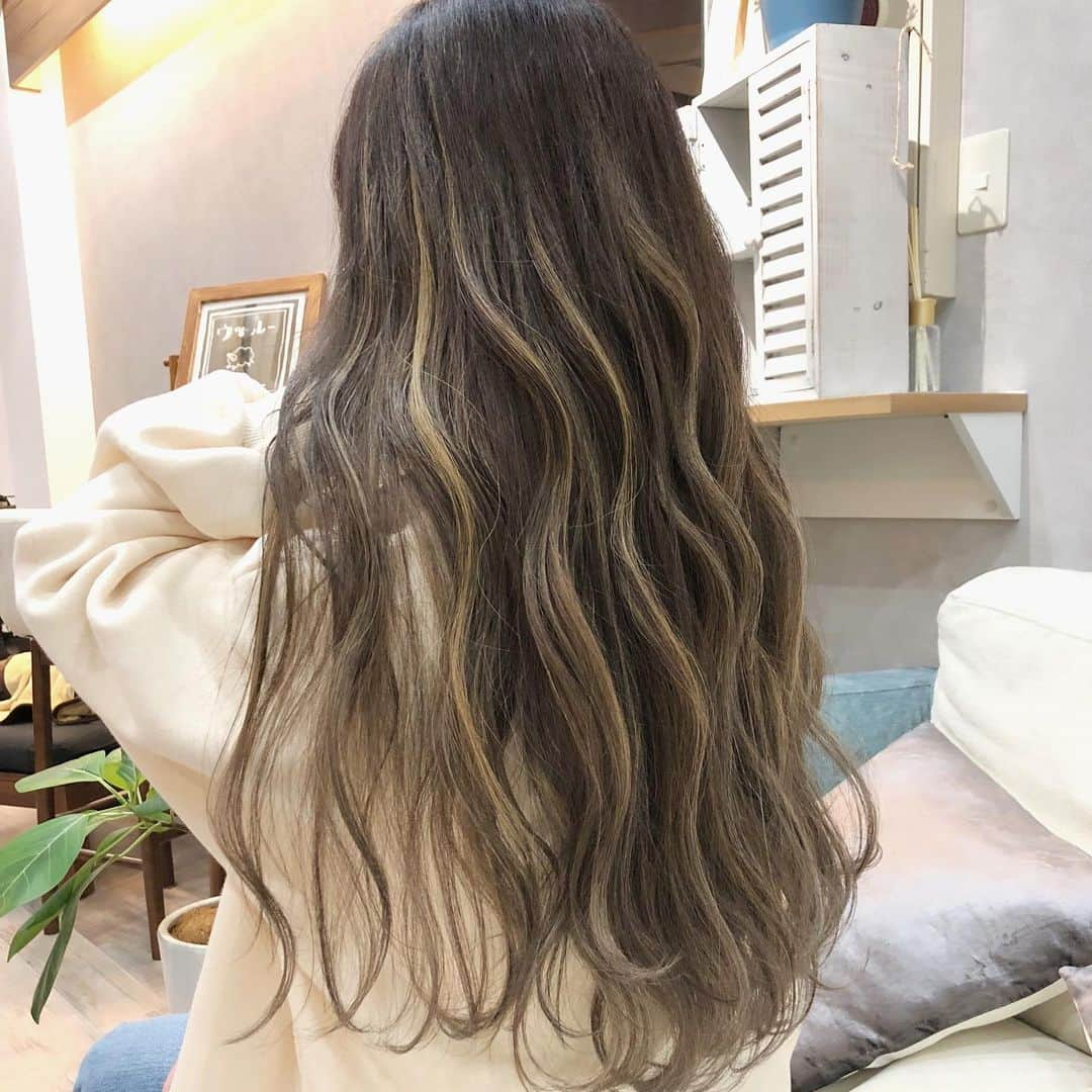 【高砂・美容師】平岡歩 ヘアアレンジ hairarrangeさんのインスタグラム写真 - (【高砂・美容師】平岡歩 ヘアアレンジ hairarrangeInstagram)「【明るめベージュ❤️ハイライトカラー✨】﻿  ・﻿ 平岡完全オリジナルのハイライトの入れ方で、カジュアルなハイライトの入れ方になってます✨  技術は楽しく深〜くこだわって行っております、絶対に髪を大切に扱い、全力で綺麗にさせて頂きます✨ ・  ハイライトは元々全体の髪にブリーチをしなくても良いので、フルブリーチするよりはダメージが少ないです🙆‍♀️﻿ 更に、僕はブリーチを5種使い分けて、その人の髪にあったブリーチ選定をして﻿ Wケアブリーチの効果でダメージした感じはほぼ感じさないハイライトを行なってます✨﻿ ﻿ スワイプして見てみて下さい♪﻿ ハイライトの情報も沢山載せています❗️﻿ ﻿ 画像や動画は保存して後から見返してにお使い下さい♪ ＿＿＿＿＿＿＿＿＿＿＿＿＿＿＿＿＿＿＿＿＿＿＿﻿  ﻿ ウールーでは髪を綺麗するだけではなく、シンプルに来てくれた人を幸せにしたい☺️  僕の想いは、お客様にとってWooluuwに来る事が、旅行に行く事と同等くらいの位置付けでありたいと思っています。 僕自身、旅行に行く事が凄く好きで、旅行いくぞー！ってなって、予約して、  その日まで後1ヶ月、 あと1週間 あと3日 あと1日！  って、その日が来るまでワクワク楽しみで、なんかいつもよりテンションも高くいれて、そんな気持ちをWooluuwに行く前からも感じてもらえたら、皆様が幸せでいてもらえるんじゃないかと思い、日頃から技術を磨いたり、アイデアを振り絞って頭を使ってみたりしています☺️   もちろん御来店頂いた当日も至福の時間を過ごしていただき、また次回の御来店までの活力を髪に想いを込めて送り出させていただきたいと思っています☺️  ウールーのテーマでもある、 【写真に残しておきたくなるような空間】が旅行とか楽しいこととリンクしていれば嬉しいです✨ ＿＿＿＿＿＿＿＿＿＿＿＿＿＿＿＿＿＿＿＿＿＿＿﻿ ﻿ 【共に頑張る美容師さん】﻿ 【自分に合うカラーをお探しの方】﻿ 【自分に合うカットデザインをお探しの方】﻿ 【ヘアアレンジがしたい方】﻿ ﻿ の方々向けに毎日更新しています✨﻿ フォローして応援して頂ければ嬉しい限りです😆﻿ ﻿ ⬇︎⬇︎⬇︎⬇︎⬇︎⬇︎⬇︎⬇︎⬇︎⬇︎⬇︎⬇︎⬇︎⬇︎⬇︎⬇︎⬇︎⬇︎﻿ 《@ayumi_hiraoka》﻿ ＿＿＿＿＿＿＿＿＿＿＿＿＿＿＿＿＿＿＿＿＿＿＿﻿ @wooluuw 代表　﻿ 平岡歩﻿ ﻿ ウールーは﻿ ・キッズルーム完備﻿ ・FREE Wi-Fi﻿ ・日替わりデザートサービス🍰﻿ ・豊富なドリンクサービス🥤﻿ ・オリジナルシャンプー﻿ など、ウールーでしか体験できない﻿ 想い出に残る仕掛けが沢山あります✨﻿ ﻿ ただ髪を綺麗に整えるだけでなく﻿ 私達が輝かせたいのはあなたの心です☺️ ﻿ ﻿ 【お店情報】﻿ 営業時間　10時〜20時ぐらい﻿ 料金表　インスタグラム　ハイライトに記載﻿ 住所　兵庫県姫路市二階町﻿ ﻿ 【ご予約方法】﻿ ご予約時にLINE @にて﻿ ・料金の事前提示﻿ ・所要時間の事前提示﻿ ・このカラーはどのメニュー選べばいい？﻿ などお気軽にご相談下さい🙇‍♂️ ご予約はこちらのLINEからお願いします♪﻿ LINE ID 【@ekm1861m】﻿ LINEのID検索より検索してください﻿ 最初の＠マークを忘れずに入れて下さい。﻿ ご質問などはコメントにお願い致します！ ・﻿ ﻿#ハイライト　#ハイライトカラー　#ハイライトグレージュ  #ハイライトヘア  #ハイライト動画  #ブリーチカラー #ブリーチ1回 #ブリーチあり #ケアブリーチ #ケアブリーチハイライト #ケアブリーチカラー #ミルクティーベージュ #ミルクティーグレージュ #アッシュベージュ #ハイライトベージュ #アッシュブラウン #外国人風ヘア #外国人風カラー  #姫路美容室 #姫路美容室ウールー #兵庫県美容室 #姫路美容師 #姫路美容師平岡歩 #姫路駅前 #姫路 #高砂 #加古川　　　#姫路美容院 #髪質改善 #髪質改善トリートメント」12月27日 21時12分 - ayumi_hiraoka