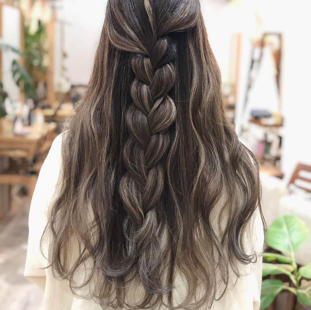 【高砂・美容師】平岡歩 ヘアアレンジ hairarrangeさんのインスタグラム写真 - (【高砂・美容師】平岡歩 ヘアアレンジ hairarrangeInstagram)「【明るめベージュ❤️ハイライトカラー✨】﻿  ・﻿ 平岡完全オリジナルのハイライトの入れ方で、カジュアルなハイライトの入れ方になってます✨  技術は楽しく深〜くこだわって行っております、絶対に髪を大切に扱い、全力で綺麗にさせて頂きます✨ ・  ハイライトは元々全体の髪にブリーチをしなくても良いので、フルブリーチするよりはダメージが少ないです🙆‍♀️﻿ 更に、僕はブリーチを5種使い分けて、その人の髪にあったブリーチ選定をして﻿ Wケアブリーチの効果でダメージした感じはほぼ感じさないハイライトを行なってます✨﻿ ﻿ スワイプして見てみて下さい♪﻿ ハイライトの情報も沢山載せています❗️﻿ ﻿ 画像や動画は保存して後から見返してにお使い下さい♪ ＿＿＿＿＿＿＿＿＿＿＿＿＿＿＿＿＿＿＿＿＿＿＿﻿  ﻿ ウールーでは髪を綺麗するだけではなく、シンプルに来てくれた人を幸せにしたい☺️  僕の想いは、お客様にとってWooluuwに来る事が、旅行に行く事と同等くらいの位置付けでありたいと思っています。 僕自身、旅行に行く事が凄く好きで、旅行いくぞー！ってなって、予約して、  その日まで後1ヶ月、 あと1週間 あと3日 あと1日！  って、その日が来るまでワクワク楽しみで、なんかいつもよりテンションも高くいれて、そんな気持ちをWooluuwに行く前からも感じてもらえたら、皆様が幸せでいてもらえるんじゃないかと思い、日頃から技術を磨いたり、アイデアを振り絞って頭を使ってみたりしています☺️   もちろん御来店頂いた当日も至福の時間を過ごしていただき、また次回の御来店までの活力を髪に想いを込めて送り出させていただきたいと思っています☺️  ウールーのテーマでもある、 【写真に残しておきたくなるような空間】が旅行とか楽しいこととリンクしていれば嬉しいです✨ ＿＿＿＿＿＿＿＿＿＿＿＿＿＿＿＿＿＿＿＿＿＿＿﻿ ﻿ 【共に頑張る美容師さん】﻿ 【自分に合うカラーをお探しの方】﻿ 【自分に合うカットデザインをお探しの方】﻿ 【ヘアアレンジがしたい方】﻿ ﻿ の方々向けに毎日更新しています✨﻿ フォローして応援して頂ければ嬉しい限りです😆﻿ ﻿ ⬇︎⬇︎⬇︎⬇︎⬇︎⬇︎⬇︎⬇︎⬇︎⬇︎⬇︎⬇︎⬇︎⬇︎⬇︎⬇︎⬇︎⬇︎﻿ 《@ayumi_hiraoka》﻿ ＿＿＿＿＿＿＿＿＿＿＿＿＿＿＿＿＿＿＿＿＿＿＿﻿ @wooluuw 代表　﻿ 平岡歩﻿ ﻿ ウールーは﻿ ・キッズルーム完備﻿ ・FREE Wi-Fi﻿ ・日替わりデザートサービス🍰﻿ ・豊富なドリンクサービス🥤﻿ ・オリジナルシャンプー﻿ など、ウールーでしか体験できない﻿ 想い出に残る仕掛けが沢山あります✨﻿ ﻿ ただ髪を綺麗に整えるだけでなく﻿ 私達が輝かせたいのはあなたの心です☺️ ﻿ ﻿ 【お店情報】﻿ 営業時間　10時〜20時ぐらい﻿ 料金表　インスタグラム　ハイライトに記載﻿ 住所　兵庫県姫路市二階町﻿ ﻿ 【ご予約方法】﻿ ご予約時にLINE @にて﻿ ・料金の事前提示﻿ ・所要時間の事前提示﻿ ・このカラーはどのメニュー選べばいい？﻿ などお気軽にご相談下さい🙇‍♂️ ご予約はこちらのLINEからお願いします♪﻿ LINE ID 【@ekm1861m】﻿ LINEのID検索より検索してください﻿ 最初の＠マークを忘れずに入れて下さい。﻿ ご質問などはコメントにお願い致します！ ・﻿ ﻿#ハイライト　#ハイライトカラー　#ハイライトグレージュ  #ハイライトヘア  #ハイライト動画  #ブリーチカラー #ブリーチ1回 #ブリーチあり #ケアブリーチ #ケアブリーチハイライト #ケアブリーチカラー #ミルクティーベージュ #ミルクティーグレージュ #アッシュベージュ #ハイライトベージュ #アッシュブラウン #外国人風ヘア #外国人風カラー  #姫路美容室 #姫路美容室ウールー #兵庫県美容室 #姫路美容師 #姫路美容師平岡歩 #姫路駅前 #姫路 #高砂 #加古川　　　#姫路美容院 #髪質改善 #髪質改善トリートメント」12月27日 21時12分 - ayumi_hiraoka