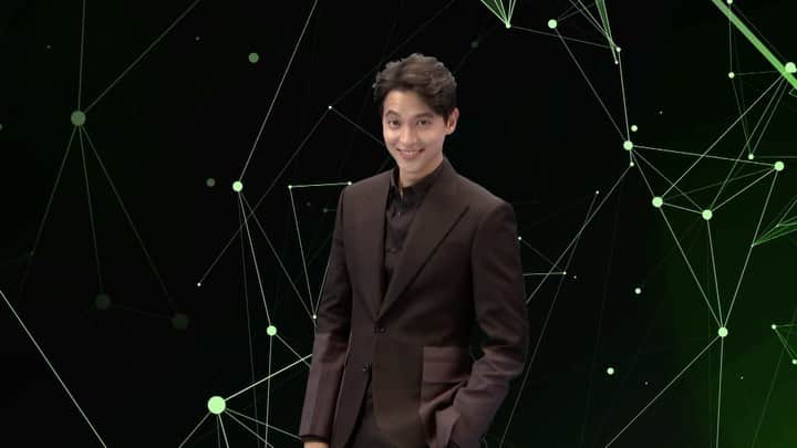 Jirayu Tangsrisukのインスタグラム：「เริ่มต้นปีใหม่กับเจมส์และโชว์สุดล้ำ ที่ AIS 5G THE FUTURE OF VIRTUAL CELEBRATION 2021 งานเคาท์ดาวน์เสมือนจริงครั้งแรกในไทย!  เจมส์จะเตรียมอะไรพิเศษให้ทุกคน ? 🌹 เจอกัน 31 ธ.ค. นี้ ดูฟรีทุกเครือข่าย! 💚  ชมพร้อมกัน 31 ธ.ค. นี้ เวลา 18.00 น. ที่ #AISPLAY พิเศษ! รับชมใกล้ชิดแบบ 360° เวลา 18.00 น. ที่แอป #AIS5GPLAYVR หรือรับชมผ่านช่อง 3 HD เวลา 22.20 น. เป็นต้นไป  #AIS5GVirtualCountdown #AISFamily #jirayu_jj」