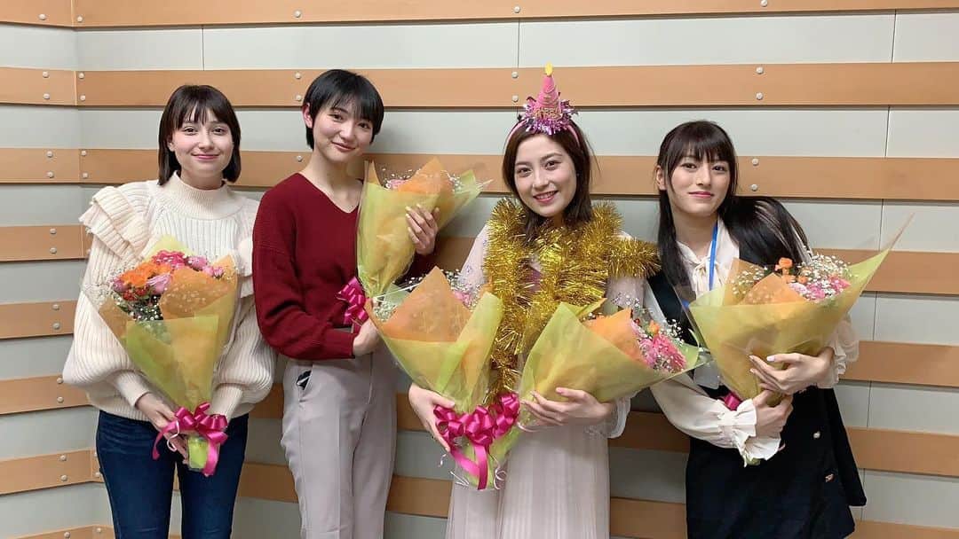 のインスタグラム：「FM沖縄📻  #スタジオチャーリー presents 週明け応援Radio 「Chuning CandyのCheer up」  本日が最終回でした😢 毎週日曜の夜、皆さん聴いていただきありがとうございました🙇🏻‍♂️ "明日から月曜、また新しい週がんばりましょう！"と、皆さんに元気をお送りできていたでしょうか？？ 逆に私たちがリスナーさんからパワーをもらっていたのかもしれません。 リスナーの皆さん、そして番組スタッフの皆さん、約1年間本当にありがとうございました✨ そして、これからもよろしくお願いします😊  #fmokinawa  #fm沖縄  #radio  #sunday  #週明け応援  #ラジオ  #愛子が泣いちゃったから  #写真よく見たら目が赤い  #スタッフさんから素敵なお花  #リスナーさんからたくさんのメッセージ  #本当にありがとうございます  #ゆうりがなぜ被り物しているのかは #また改めて🤣」
