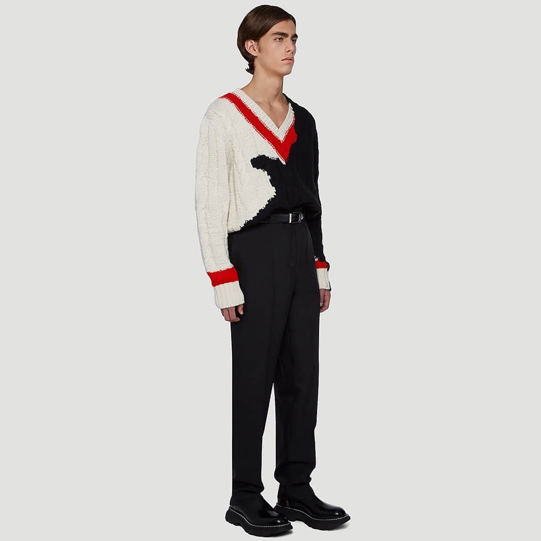 エルエヌシーシーのインスタグラム：「Integral to Alexander McQueen’s culture is the juxtaposition between contrasting elements. This season’s standout collection showcases immaculately tailored separates, intarsia skull motifs and beautifully crafted accessories. @alexandermcqueen」
