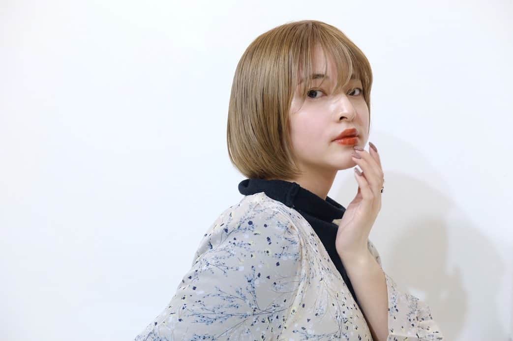 えなちぃのインスタグラム：「今年最後のカラーは、ハイトーンにしました🥺 黒髪より、明るい方が落ち着く❤️ 夏にバッサリ切ったのに、もうここまで伸びました！ しっかりとトリートメントしながら伸ばすと、きれいに伸びるよ！ ってことで、ハイトーンもまた楽しみたいと思う！」