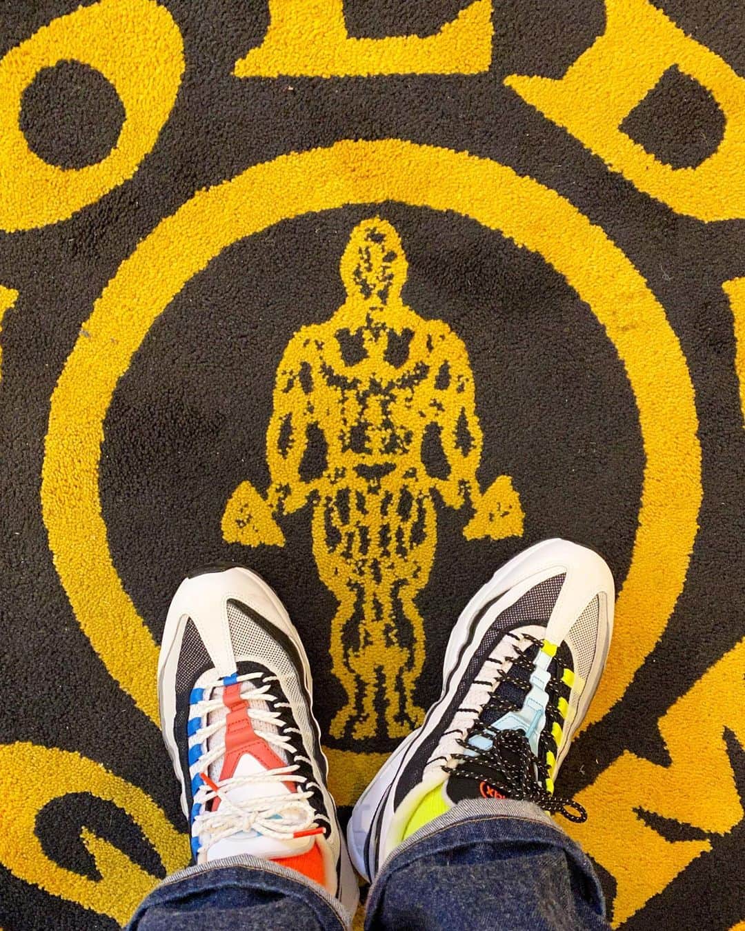 宇野薫のインスタグラム：「UNOTRAINIG ＆ UNO☆KICKS  stance socksの蛍光シリーズに、 AIR MAX95クレイジーカラーで ゴールドジムへ  #unotraining #unokicks #stancesocks #goldgym  #ゴールドジム #スタンスソックス #NIKEAIRMAX95 #宇野薫」