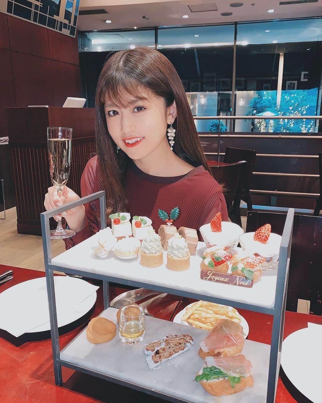 長澤佑香のインスタグラム：「﻿ まりなちゃんとAfternoon tea☕🍰﻿ 明日はまりなちゃんの卒業LIVEだけど﻿ 年内31日まで一緒に活動するよ🥺❤️﻿ ﻿ #afternoontea #christmas #teatime﻿ #idol #japanesegirl #shibuya #sweets」