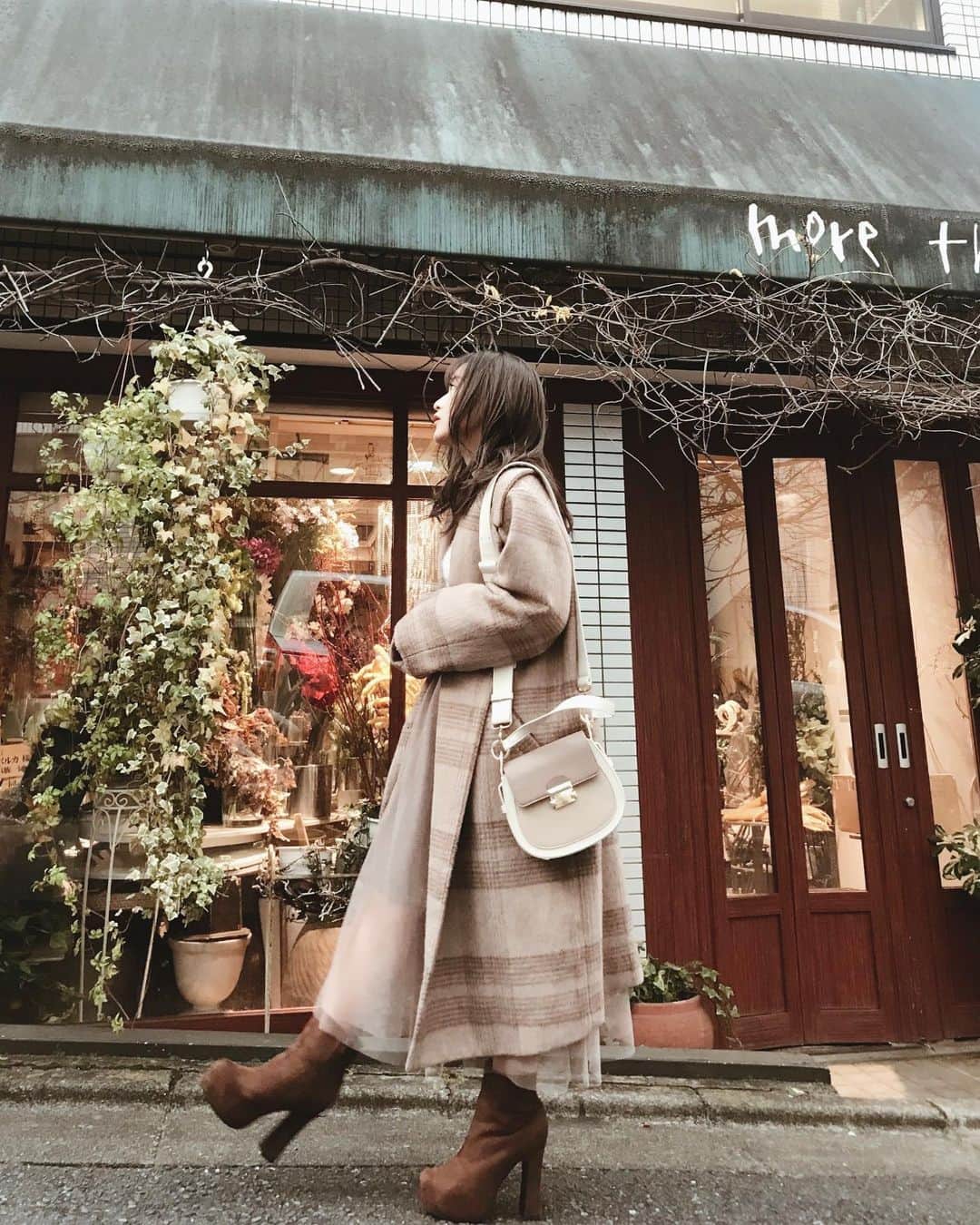 のインスタグラム：「ブラウンコーデ♡ 今年はワントーンコーデばかりだった笑 ㅤㅤㅤㅤㅤ ㅤㅤㅤㅤㅤ ㅤㅤㅤㅤㅤ ㅤㅤㅤㅤㅤ   #ニットコーデ #ロングコート #パンツスタイル  #低身長コーデ #低身長ファッション #おちびコーデ  #ベージュコート #コート #お散歩コーデ #ワントーンコーデ #146cm  #ゆるコーデ #ゆるふわ巻き」