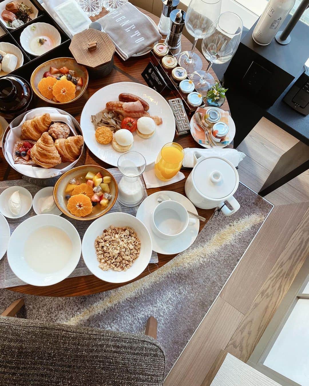 NittaSachikaさんのインスタグラム写真 - (NittaSachikaInstagram)「Four Seasons Hotel  設備もおもてなしも、何から何まで素敵で、、絶対また泊まるっっ❤︎  ホテルに来たら朝食のクロワッサンがお目当てねんけど、ここのはピカイチやった😭パリッジュワ〜〜ッ！  おかわりしたのばれる🦣🦣  帰り際にはケーキまで、、！ ありがとうございました☺️🙌🏼  #fourseasons #croissant  #gm」12月27日 21時24分 - chacch1