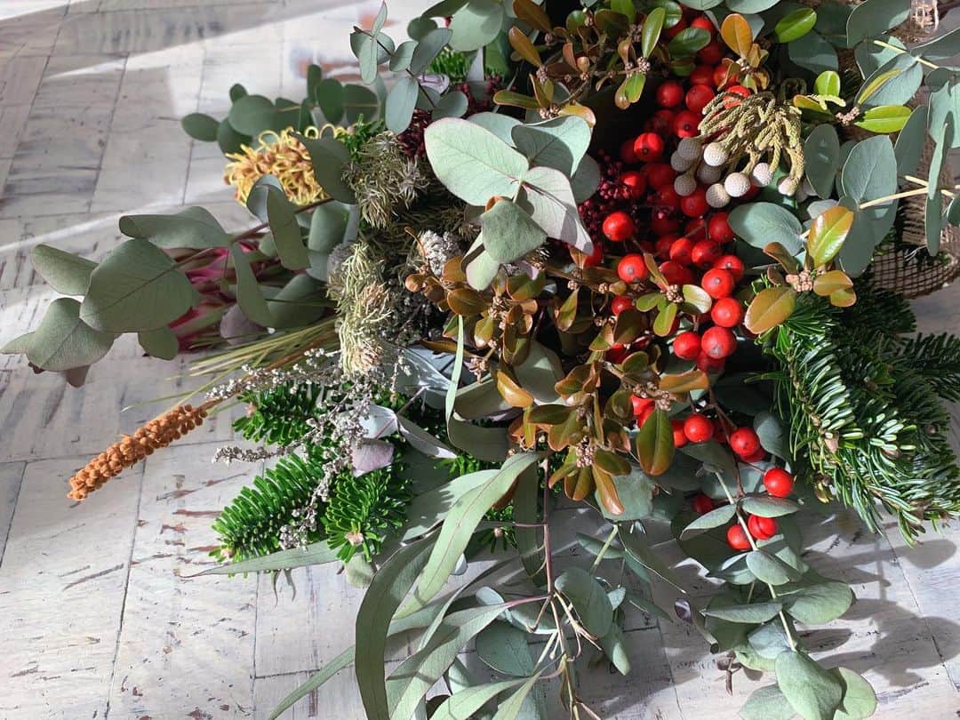 遠藤瞳のインスタグラム：「結婚記念日でした🎄 ボリュームたっぷりなスワッグを プレゼントしてくれた🎁🌿 グリーンのいい香りがして癒される...🍃♡ お部屋にドライフラワーやグリーンが どんどん増えていって嬉しいなあ💐 お花はよく、結婚式の時に装花を お願いした花屋さんに頼んでくれます😌✨ 式を思い出せて尚嬉しい😌💐  #結婚記念日」