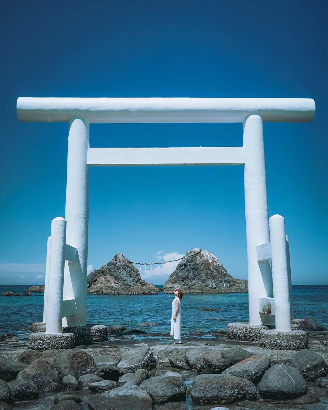 wacameraのインスタグラム：「White  #⛩ in Fukuoka 糸島で見たかったこの鳥居。日本では赤い鳥居は多くあるけど真っ白だなんてなんてメルヒェンなの！！！！とわがまま言って　@yuri__sae ちゃんに連れてきてもらった晩夏の思い出。季節感は無視して投稿する😂 a7C + 20mmf1.8で撮影してますがこの組み合わせがあまりにもコンパクトでカメラを肩に下げてるのに、あれ？カメラどこ？ってたびたびなってしまった…あれ？これは老化現象？！」