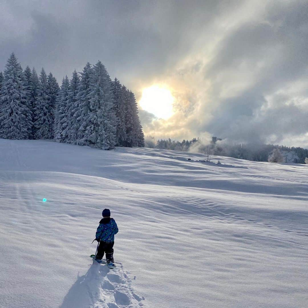 ニナ・カプレツさんのインスタグラム写真 - (ニナ・カプレツInstagram)「I deeply hope that those last days you had the chance to connect with the ones you love.  Two weeks ago I hurt my knee and ankle pretty badly during a run.  It felt even more intense to receive all that love from my family in the middle of that winter paradise @praettigau.ch   It’s a special year, in many ways. I had quiet a lot of injuries and health problems. But I trust in life and I’m confident that everything has its reason.  #outerpeace #innerpeace ❤️ #realoranges  @hydroflask @arcteryx @msr_gear @iconoutdoor @gebana.official」12月27日 21時28分 - ninacaprez