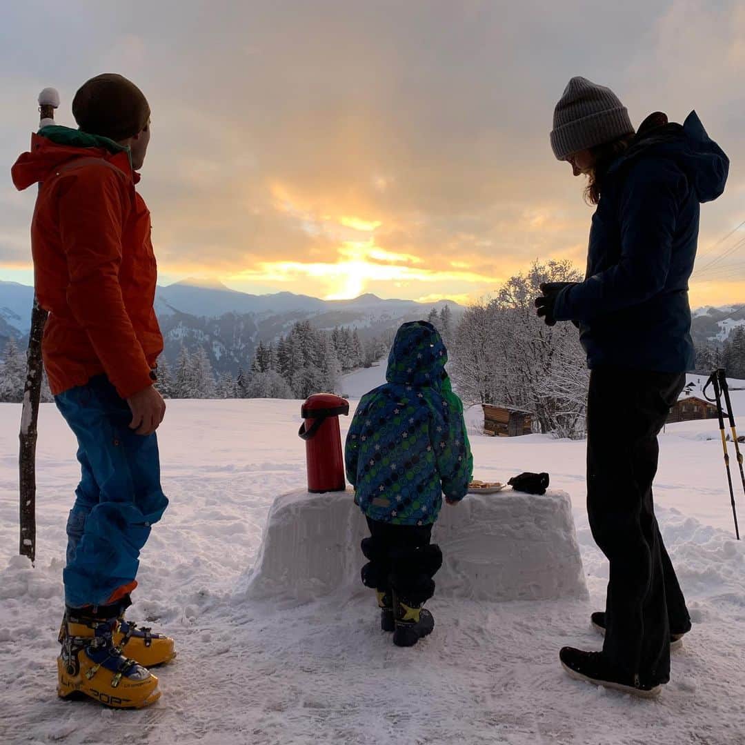 ニナ・カプレツのインスタグラム：「I deeply hope that those last days you had the chance to connect with the ones you love.  Two weeks ago I hurt my knee and ankle pretty badly during a run.  It felt even more intense to receive all that love from my family in the middle of that winter paradise @praettigau.ch   It’s a special year, in many ways. I had quiet a lot of injuries and health problems. But I trust in life and I’m confident that everything has its reason.  #outerpeace #innerpeace ❤️ #realoranges  @hydroflask @arcteryx @msr_gear @iconoutdoor @gebana.official」