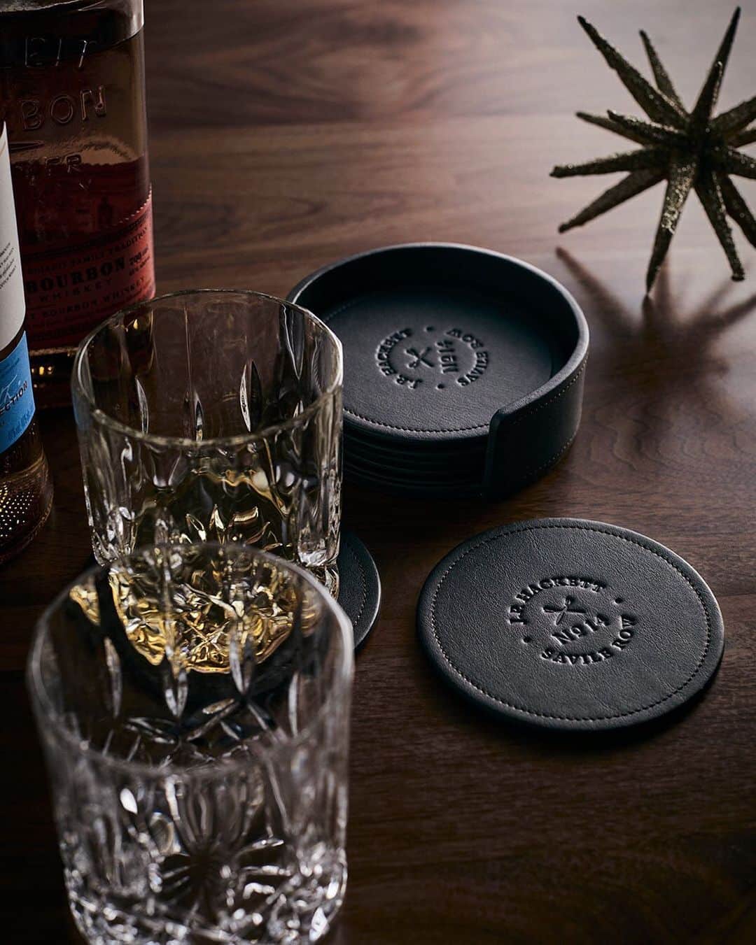 ハケットのインスタグラム：「After a few days of toasting and laughter, let’s raise our glasses one more time to celebrate it’s Sunday. Here’s to all of you who enjoyed Christmas in style and safely! #STAYHackett」