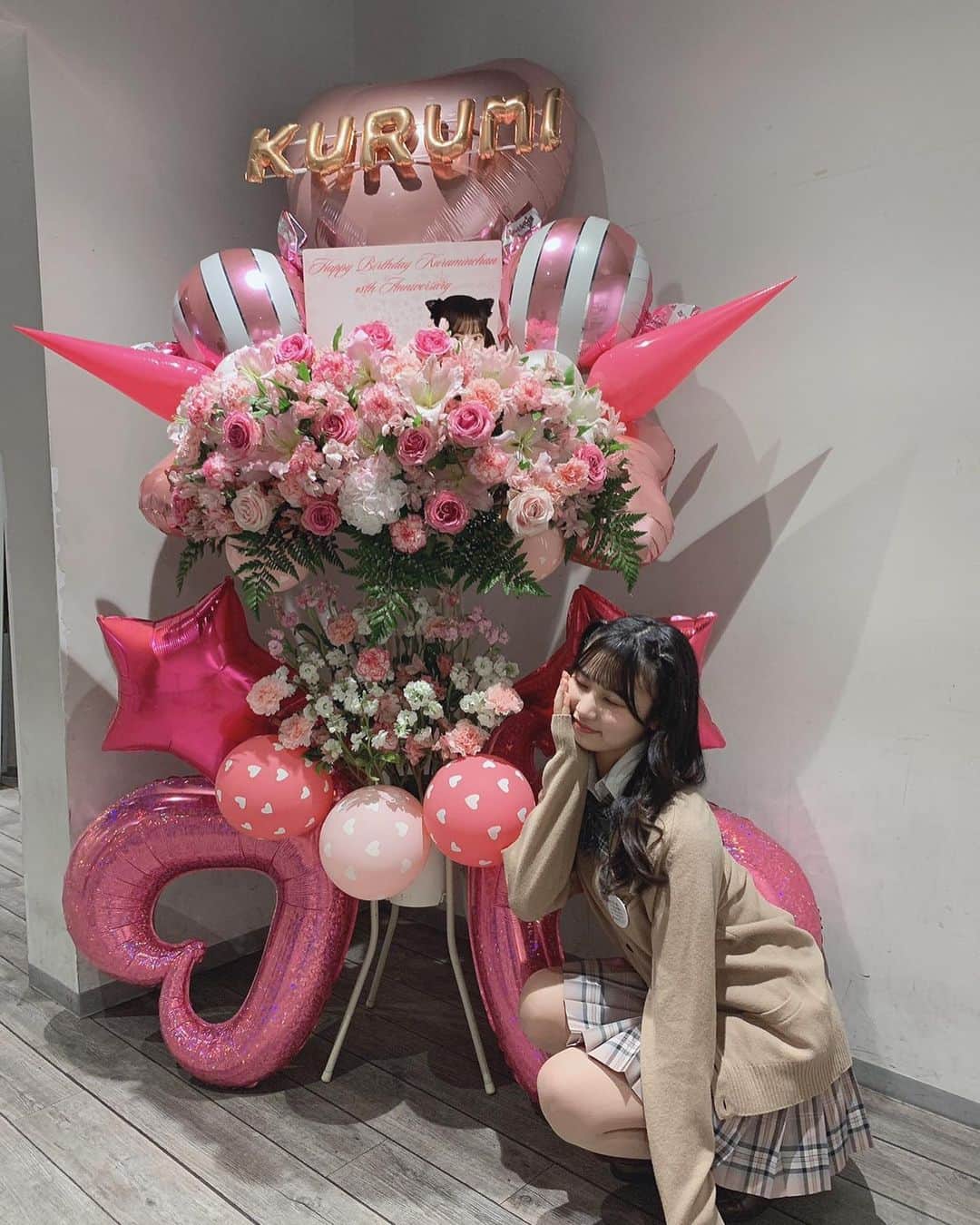 宮丸くるみのインスタグラム：「生誕祭本当にありがとうございました…！🤍  幸せな時間だった〜☺️ お花可愛すぎる…！  ・ ・ ・  #リリバリ #lilyofthevalley #アイドル #idol #jk #18歳 #高校生 #花束 #花 #生誕祭 #誕生日 #制服 #ロングヘア #黒髪」