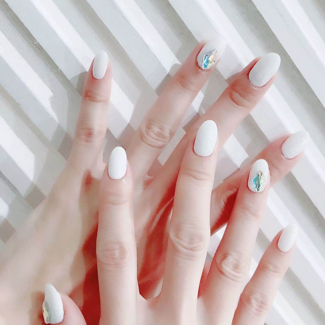 なかやまちえこのインスタグラム：「ホワイト＋ラメ＋オーロラストーン✨⠀ ⠀ #nail #nails #nailart #ネイル #美甲 #ネイルアート  #japanesenailart #manucure #japanesenails #manicurist #gelnails #أظافر #네일아트 #미용 #vẽmóng #ホワイトネイル #ワンカラーネイル #whitenails @bettygel_official」