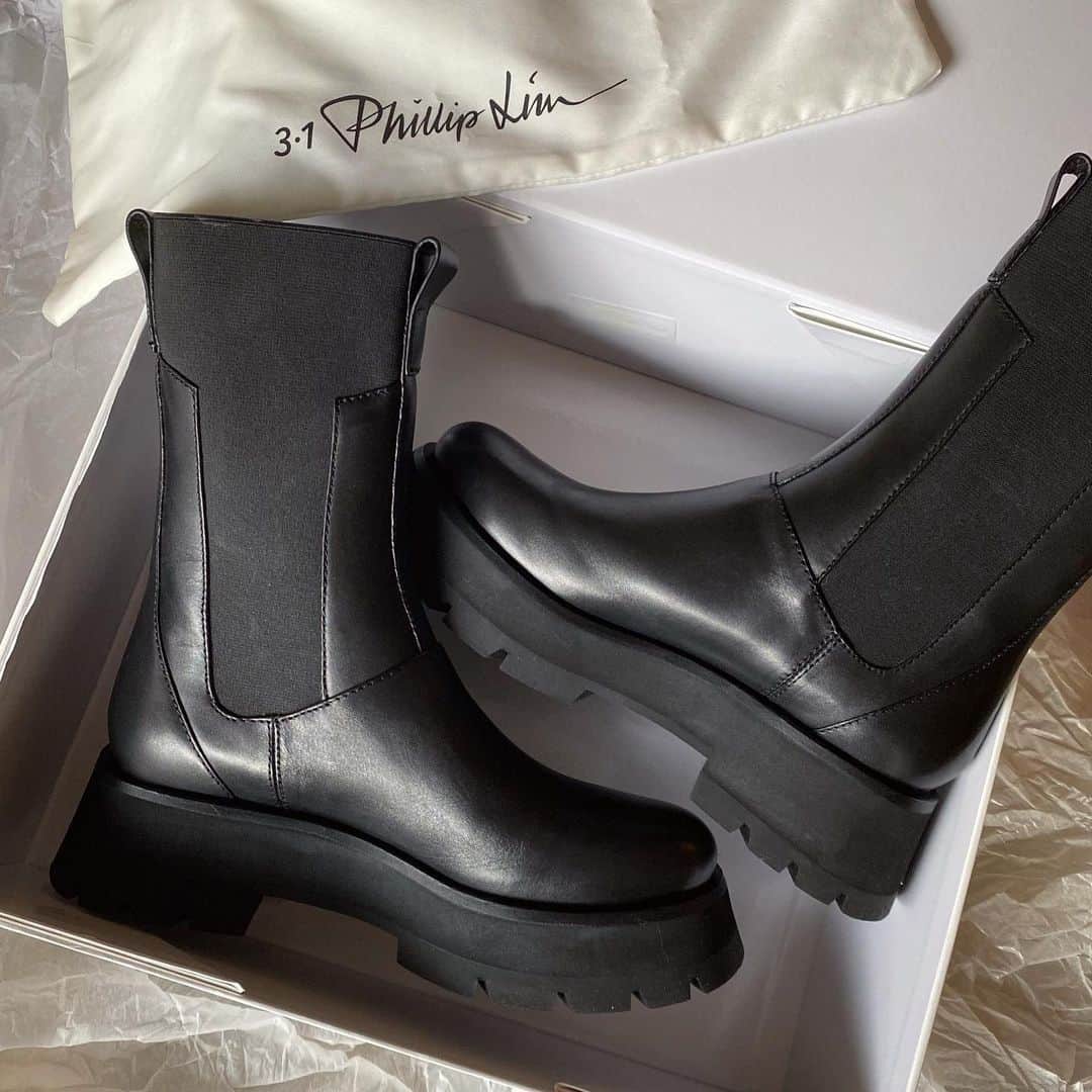 梅村実帆のインスタグラム：「すき👢🖤 やっとしっくりくるブーツに出会えた😽」