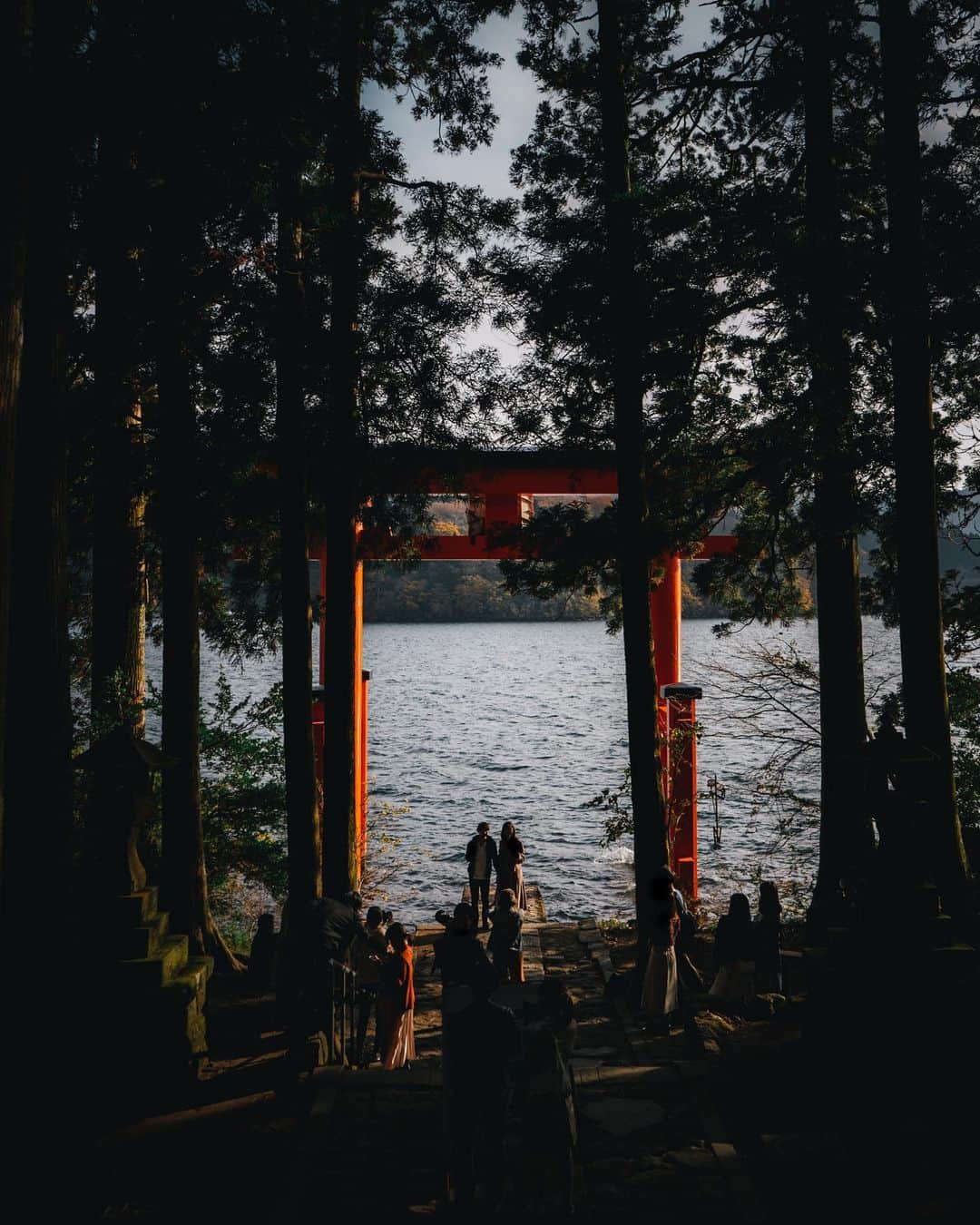 のインスタグラム：「The Hakone Shrine Peace Torii. . 平和の鳥居⛩ 平和が一番ですね🙏 . . . #visitjapanjp #alpha_newgeneration #tokyocameraclub #sorakataphoto #retrip_nippon #art_of_japan_ #daily_photo_jpn #wu_japan #japan_daytime_view #rakutentravel #jalan_travel #lovers_nippon #bestjapanpics  #whim_life #special_spot_ #loves_united_japan #japan_art_photography #Nipponpic #lovers_amazing_group #japantravelphoto #otonatabi_japan #total_nature_japan #photo_travelers #torii #広がり同盟  #東京カメラ部 #平和の鳥居 #pastpicture」