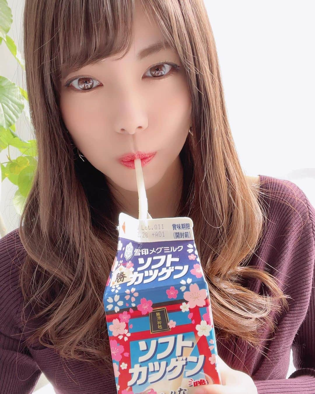 熊林保奈美さんのインスタグラム写真 - (熊林保奈美Instagram)「* . 差し入れで頂いてひっさびさに カツゲン飲んだ〜🥺 . . * #レースクイーン #RQ #モデル #撮影会モデル #ポートレートモデル #サロンモデル #熊林保奈美 #道産子 #Japanesegirl #paddokgirls #pitgirl #instalike #selfie #selca #mercuryduo #カツゲン #道民なら知ってるこの飲み物」12月27日 21時34分 - hnm_k1004