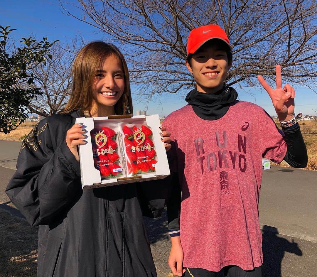 佐野千晃のインスタグラム：「先日はマイクロレースで2年ぶりにハーフマラソンに出場してきました！﻿ ﻿ ランスマ倶楽部でのロケだったので結果はここでは言えないので来年のテレビで、、、📺笑﻿ ﻿ 14歳のフルマラソン世界一の子が静岡から来てくれていちごくれました🍓嬉﻿ ﻿ 年齢は倍だけど(大人になったな自分)同じスポーツを楽しんでいる仲間として楽しくレースさせていただきました🤤﻿ ﻿ 世界一の子の帽子にサイン書く佐野千晃、、、笑﻿ ﻿ 滑稽でしょ、、、笑﻿ ﻿ 顔晴るね、、、笑﻿ ﻿ #run #running #marathon #フルマラソン #マラソン #マラソン女子 #人生自由自在 #走る女子 #ファッション #ウェア #楽しく走る #ランニング #ジョギング #ハーフ #ハーフマラソン #ランスマ倶楽部 #ランスマ」