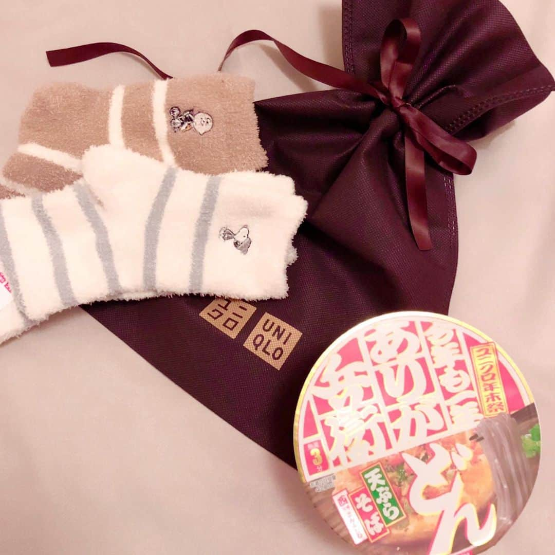 s.hiyeeeeのインスタグラム：「🍜 ・ ユニクロさんよりプレゼントいただきました🎁 ・ ・ ありがどん兵衛🍜と、 スヌーピーソックス🧦可愛い🥰 ・ どん兵衛←文字の中にユニクロが😳✨ 見つけてみて😆❤️ ・ ・ ・ ・ 12/28-31 ユニクロ年末祭🪅 税抜き3000円毎に1点、なんと最大2点まで毎日先着で貰えます👏 ありがどん兵衛を食べて素敵な年を✨ ・ ・ ・ #ユニクロ　#uniqlo  #ありがどん兵衛 #ユニクロ年末祭  #今年も一年ありがどん兵衛  #どん兵衛 #西仕様かつおだし #ピーナッツホリデーコレクション #スヌーピー　#snoopy #peanuts  #uniqloginza  #uniqlolifewere  #今年もお世話になりました  #来年もよろしくお願いします  @uniqlo @uniqlo_ginza  #ootd_kob#locari#kurashiru#beaustagrammer#lin_stagrammer #ponte_fashion#mineby3mootd #tagmuse」