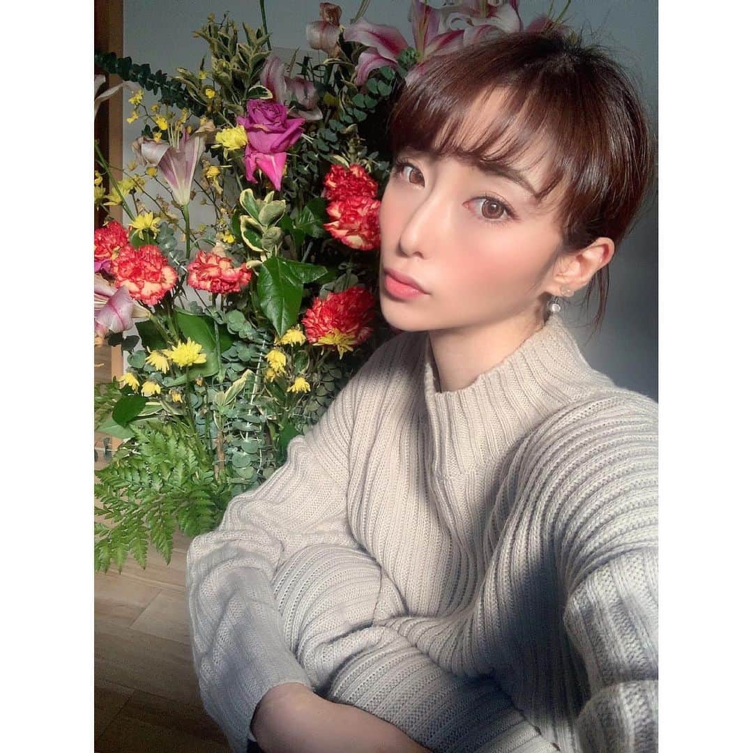 赤嶺紗羅のインスタグラム：「Days of flowers 💐✨💓 　 2020年も残り5日ですね〜❄️ 沢山のお祝いのお花や観葉植物🪴に囲まれて お仕事が出来て本当に幸せ者です😭✨ 　 💎 @ciel.salon 💎 　 ヨガ🧘‍♀️もサロンも…お仕事が楽しい❣️ プライベートや環境も自分にとって色々と変化の1年になりました🙌 　  　  #diet #fitnessgirl #japanesegirl #spaworld #yoga #japanese #japanesegirl #足痩せ #美脚 #まつ毛パーマ #ヨガ大阪 #メンズ脱毛 #ホットヨガ #ヨガ #メンズエステ #ヨガインストラクター #痩せる #ボディメイク #全米ヨガアライアンス #美容好きな人と繋がりたい #ヒゲ脱毛 #マツエク #ラッシュアディクト #ダイエット #リップアディクト  #ビフォーアフター #v3ファンデーション」