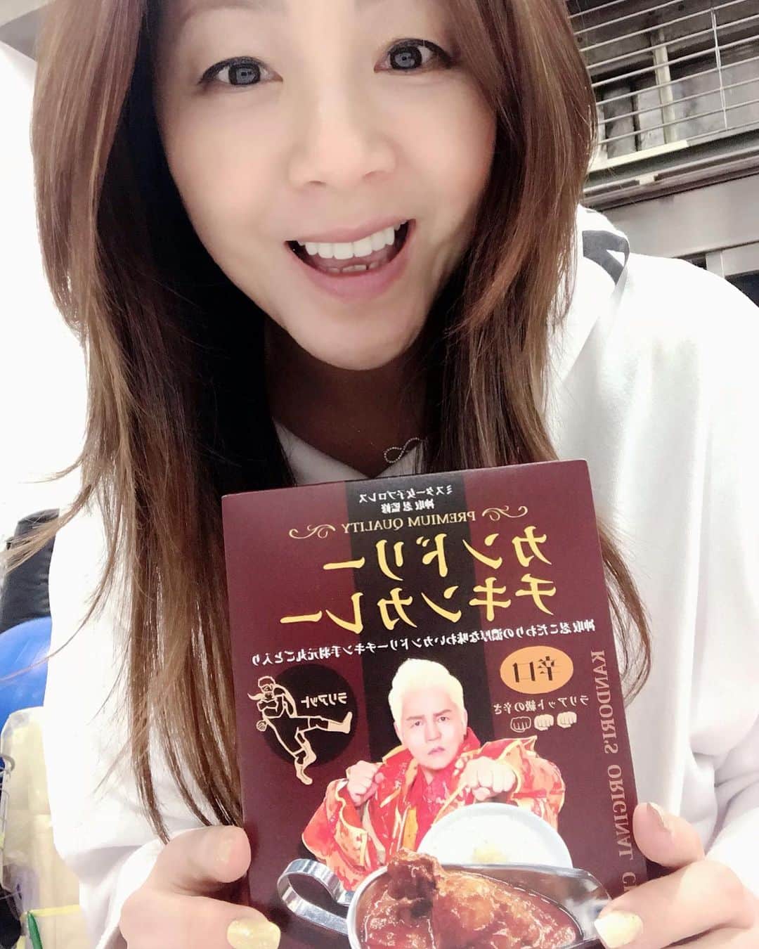井上貴子のインスタグラム：「神取さんの新商品！ 「カンドリーチキンカレー」が 12月23日 発売されました。  中辛、辛口、そして神辛！！！  ぜひ激辛マニアの方！ チャレンジしてみてください。  ちなみにアタシは中辛がすき。  とてもおいしいよーーん♡  プロフィール画面に記載のURLより 通販サイト「神取屋」に飛べます^ ^  Happyで^ ^  コロナ禍に携わる 全てのお仕事の皆様。  心から 感謝しています。  引き続き油断せず お気をつけて お過ごし下さいませ。  #井上貴子  #LLPWX #女子プロレス #紅緒と柊音 #トイプードル #カンドリーチキンカレー #LLPWX通販サイト神取屋 #TikTokはじめてみた #Twitterも見てね #感謝 #STOPCOVID19」