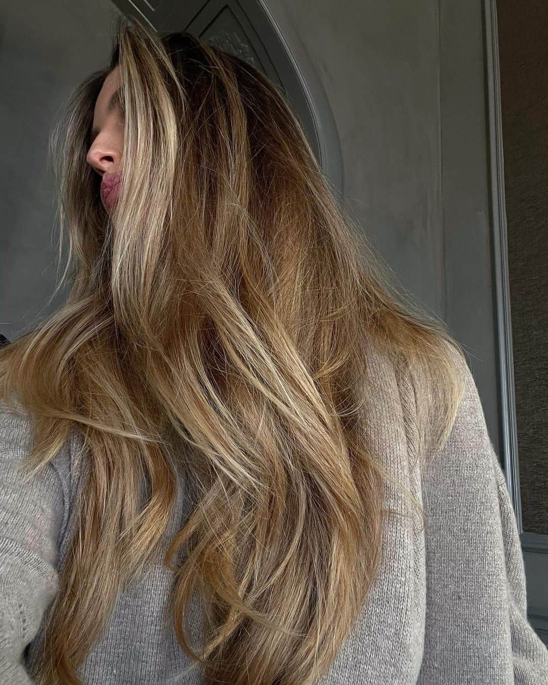 Mathilde Goehlerのインスタグラム：「You always ask about my hair, so I thought to make a post. @hairhabitscph have been colouring my hair the same way more or less for 7 years. I love @shuuemura_artofhair shampoo ( all of them ) I really love the absolute essence oil from Shuue Mura. And a product I really loved recently, is a spray from Colour Wow “dream coat” 🖤」